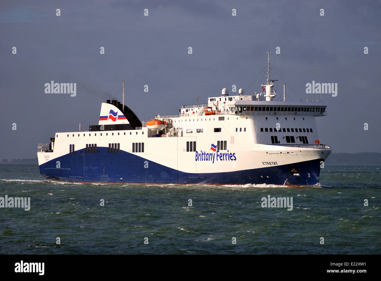 Le navire de Brittany Ferries Portsmouth entre Etretat après un passage à niveau à partir de Le Havre. Banque D'Images