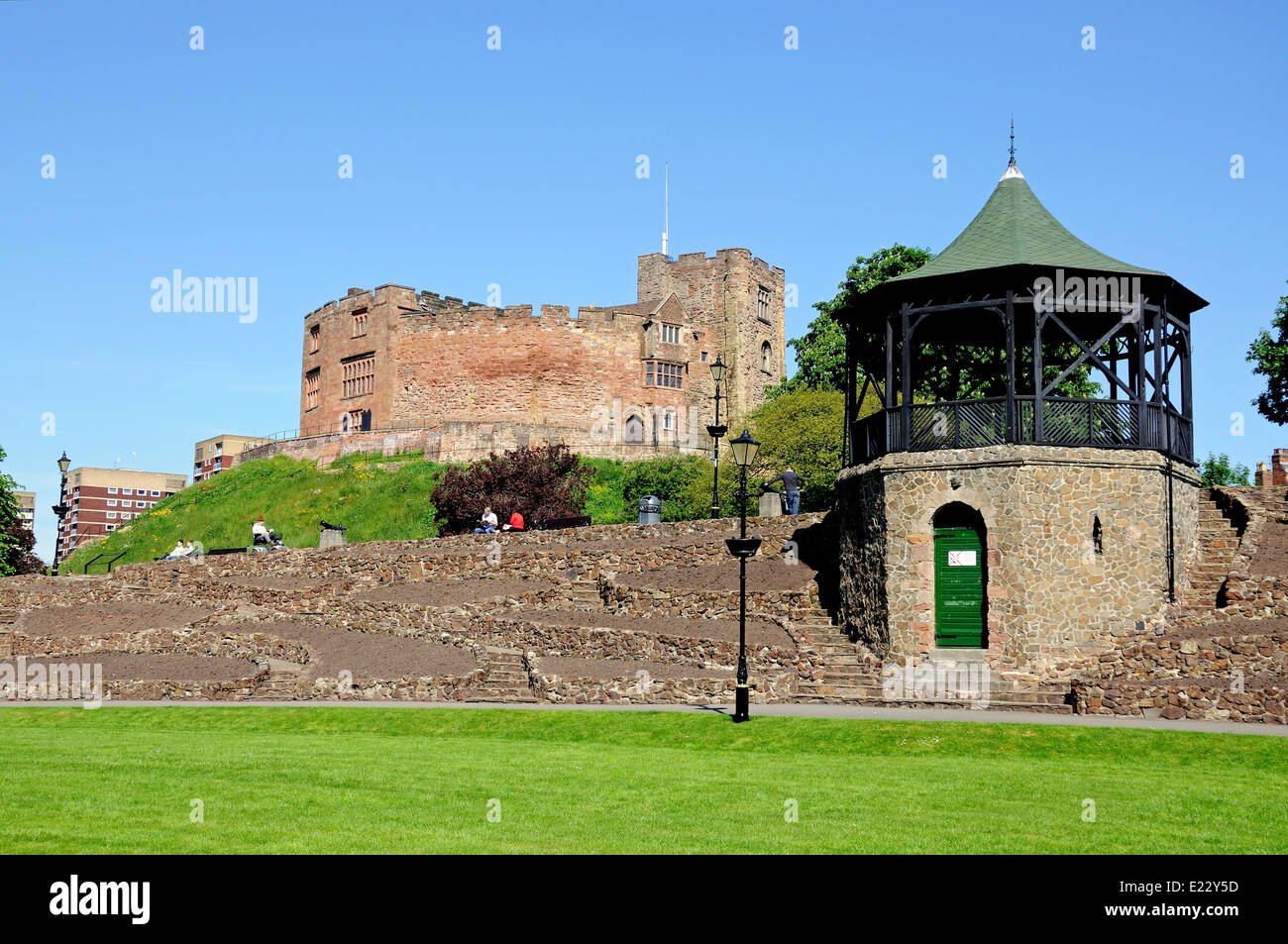 Vue sur le château normand et des jardins avec le kiosque à l'avant-plan, Tamworth, England, UK. Banque D'Images
