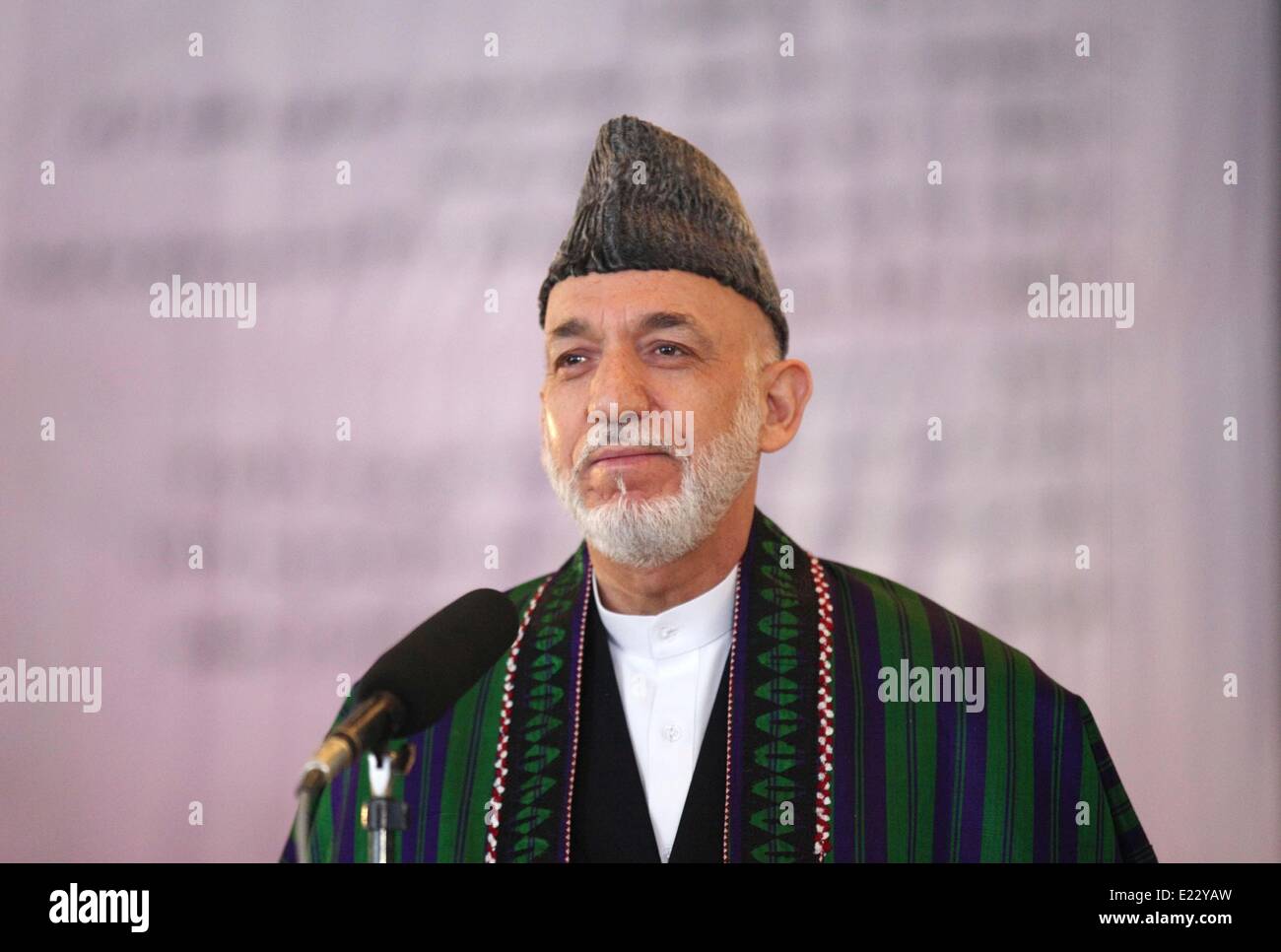 Kaboul, Afghanistan. 14 Juin, 2014. Le président afghan Hamid Karzai parle après déposer son vote à un bureau de vote à Kaboul, Afghanistan, le 14 juin 2014. Voter pour le prochain président a commencé samedi matin et les résultats finaux seront annoncés le 22 juillet. Credit : STR/Xinhua/Alamy Live News Banque D'Images