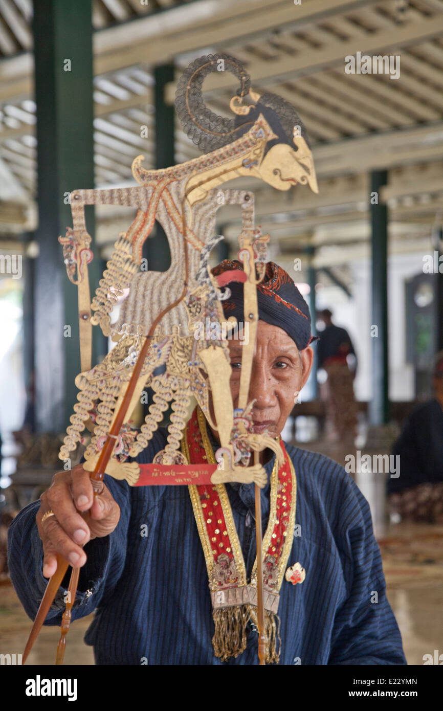 Maître artisan inspecte les marionnettes traditionnelles avant le spectacle de marionnettes Wayang Kulit ombre à Yogyakarta, Indonésie Banque D'Images