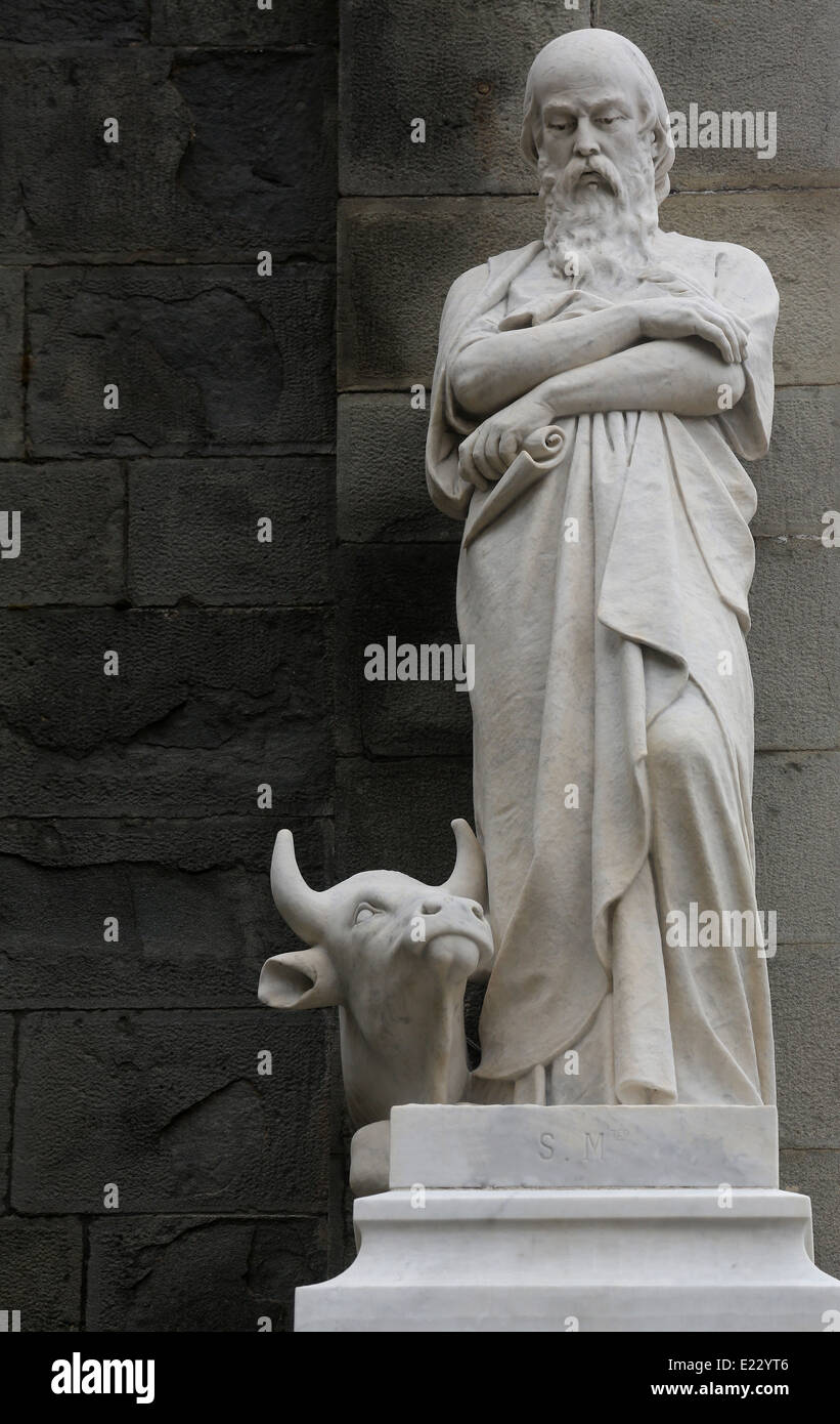 Saint Luc l'Evangéliste statue sur le portail de la Saint John the Baptist Church à Riomaggiore, ligurie, italie Banque D'Images