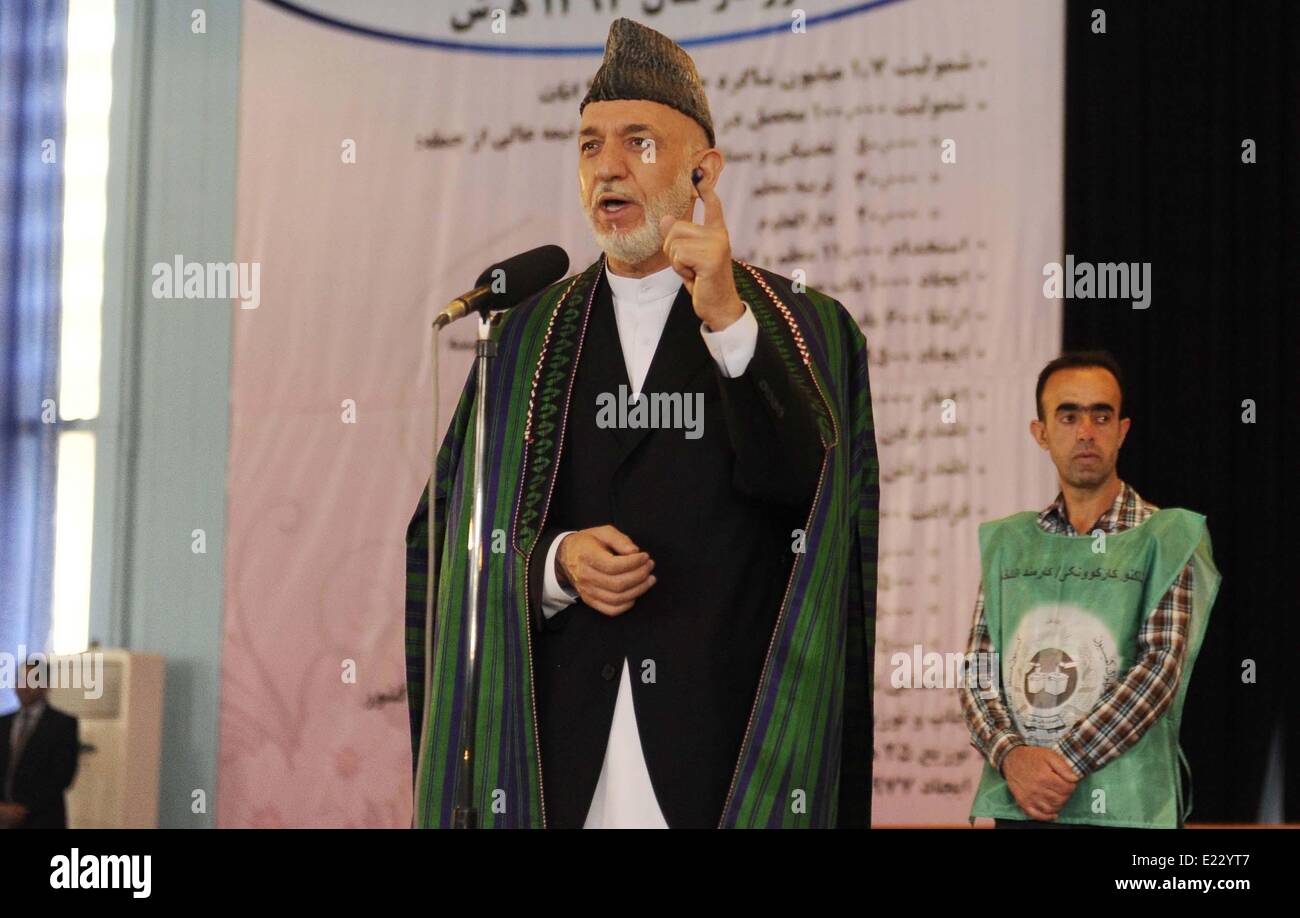 Kaboul, Afghanistan. 14 Juin, 2014. Le président afghan Hamid Karzai (C) parle après déposer son vote à un bureau de vote à Kaboul, Afghanistan, le 14 juin 2014. Voter pour le prochain président a commencé samedi matin et les résultats finaux seront annoncés le 22 juillet. Credit : STR/Xinhua/Alamy Live News Banque D'Images