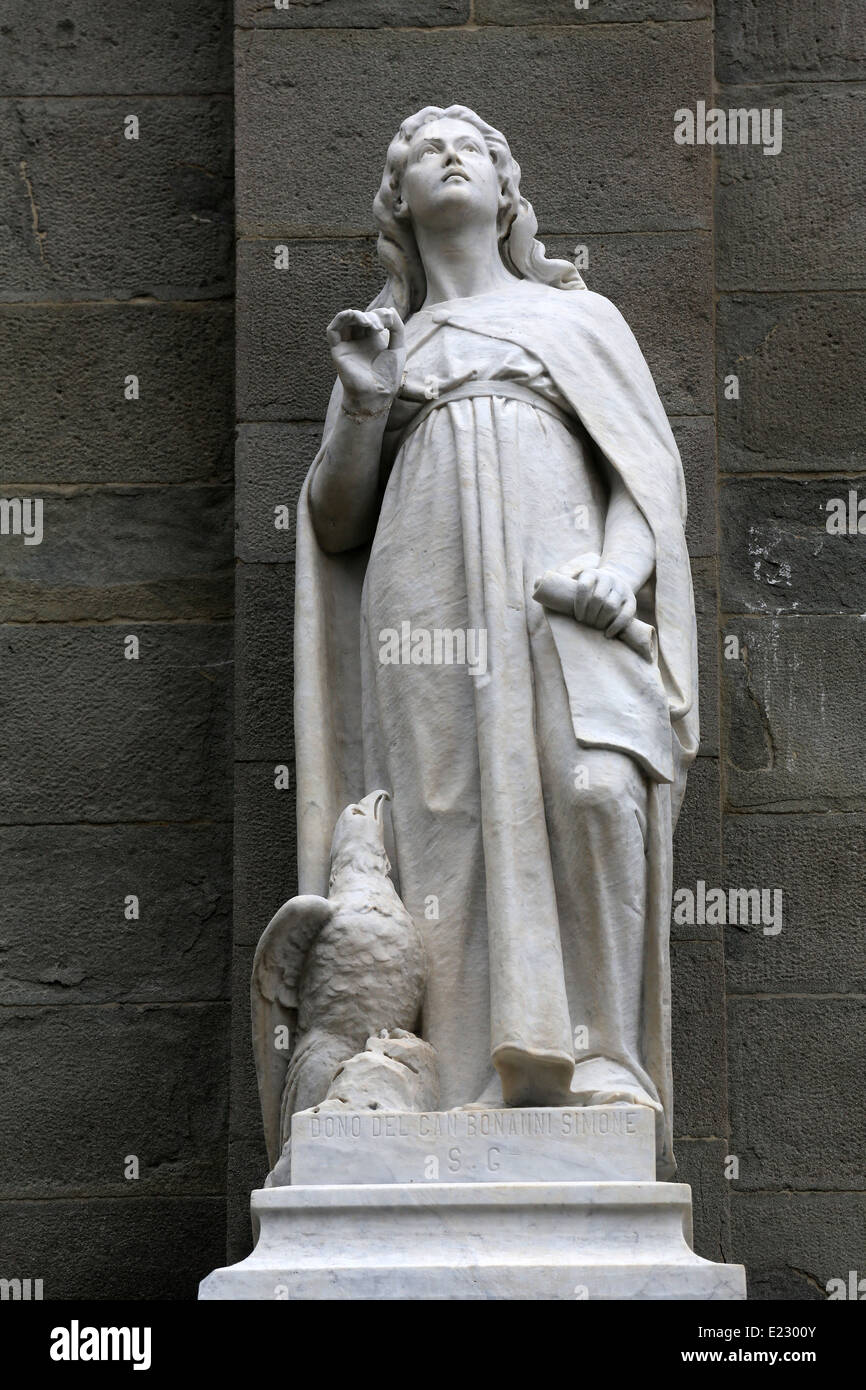 Saint Jean l'Evangéliste statue sur le portail de la Saint John the Baptist Church à Riomaggiore, ligurie, italie Banque D'Images