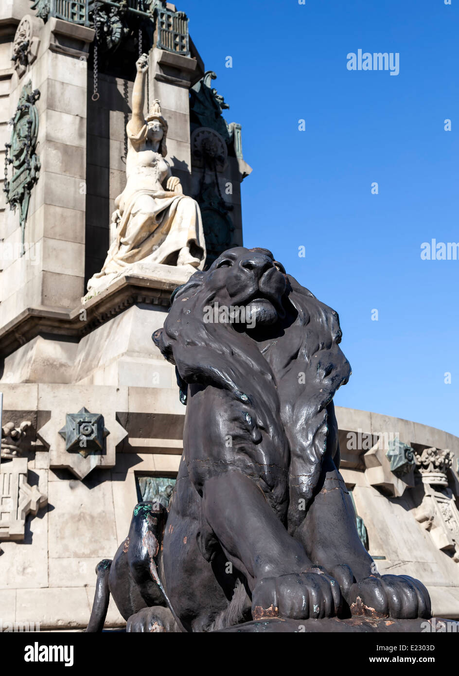 Statue Lion situé au monument de Christophe Colomb à Barcelone. Banque D'Images