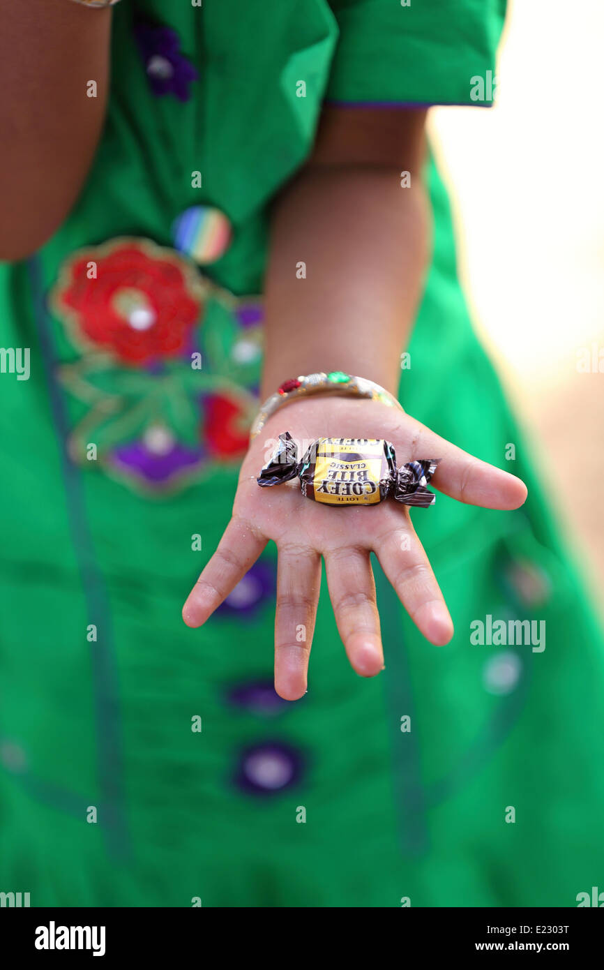 Indian girl holding a le caramel dans sa main l'Inde Banque D'Images