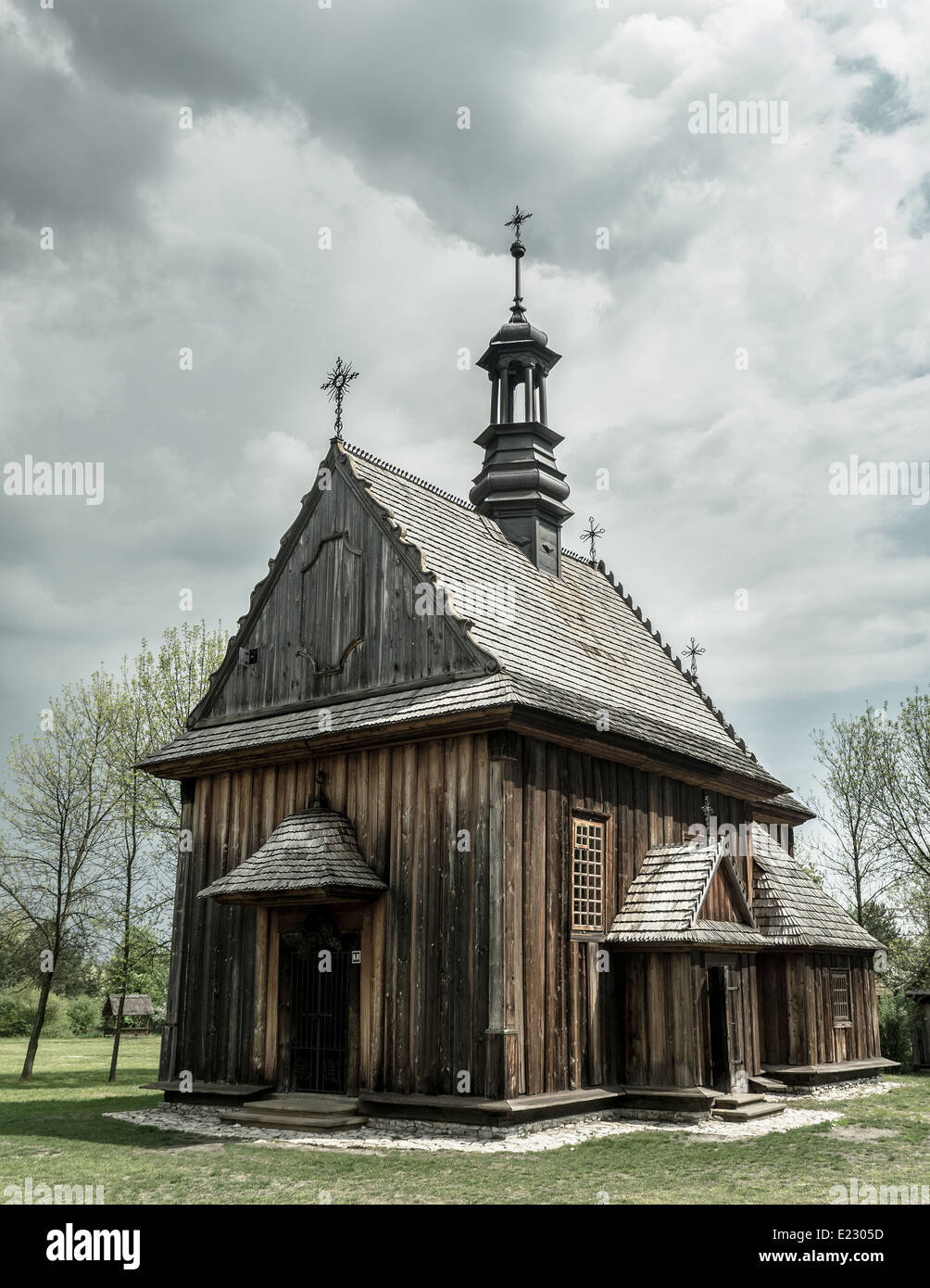 Historique ancienne église catholique en bois peu, Pologne Banque D'Images