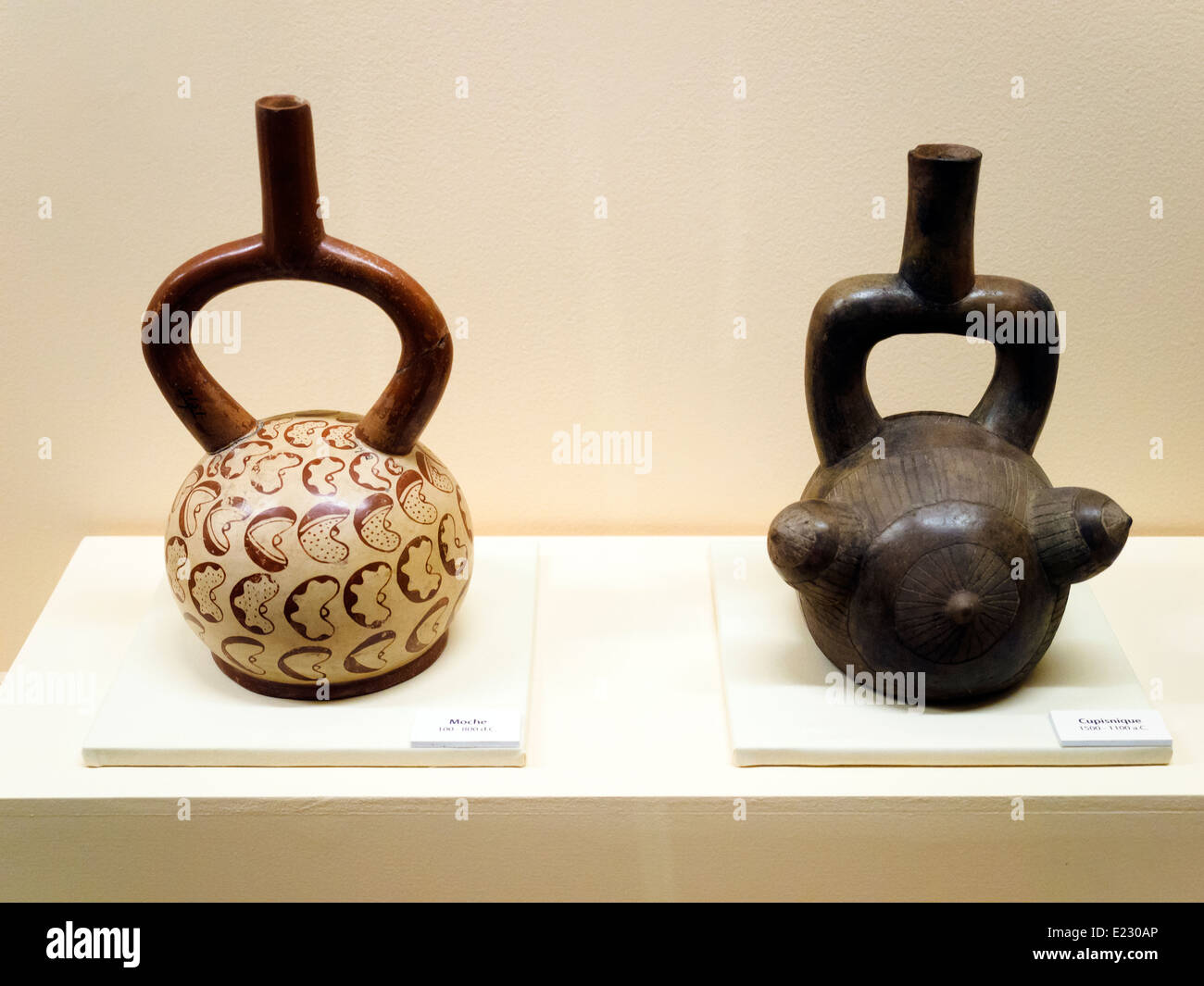 Les navires de l'étrier et AD 100-800 Moche Cupinisque 1500-1100 BC Museo de la Nación Collection Lima, Pérou Banque D'Images