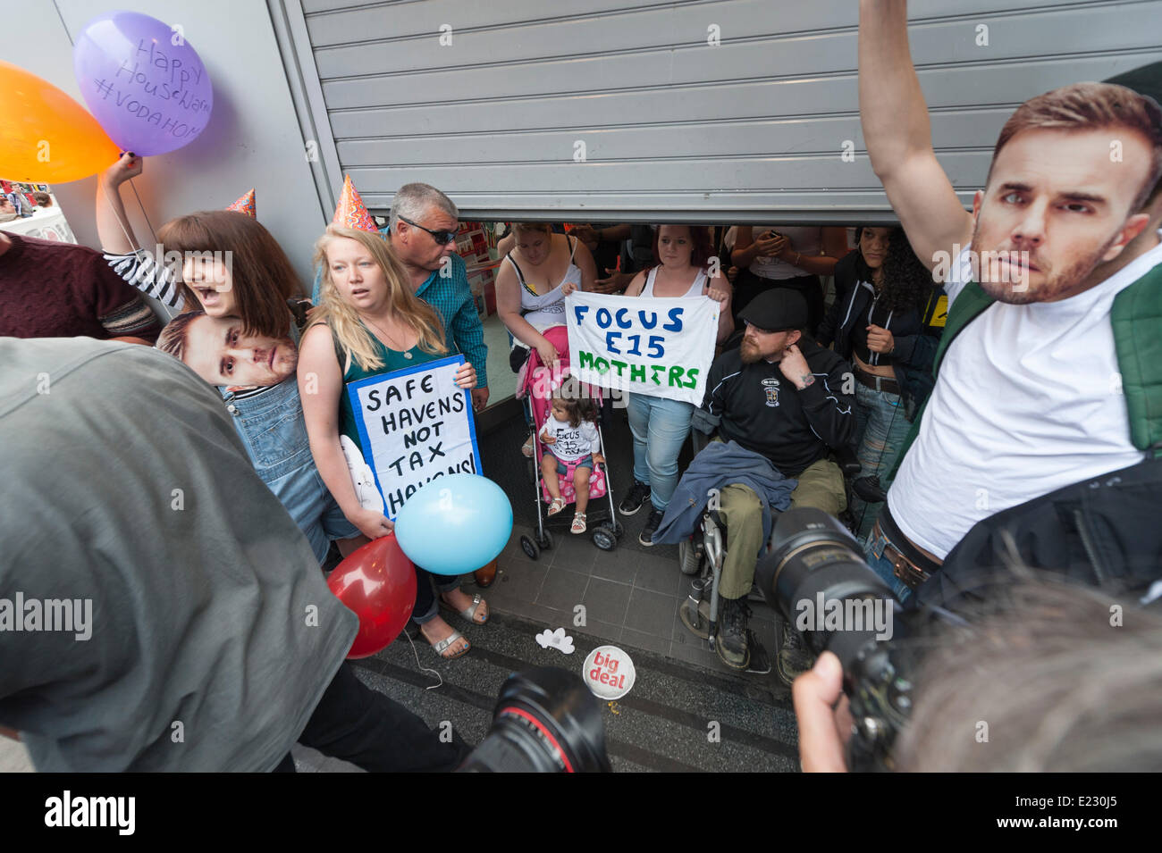 Oxford Street, Londres, Royaume-Uni. 14 juin 2014. Des militants de UK Uncut, Focus E15 & CAPD transformé l'entrée d'une boutique Vodafone dans Oxford Street, Londres, en partie avec des ballons, jeux d'enfants, Twister et une crèche. La protestation est en réponse à l'allégation du détaillant corporation depuis 2011 et de l'évitement fiscal en raison de la £6bn en impôts découlant de 2000. Credit : Lee Thomas/Alamy Live News Banque D'Images