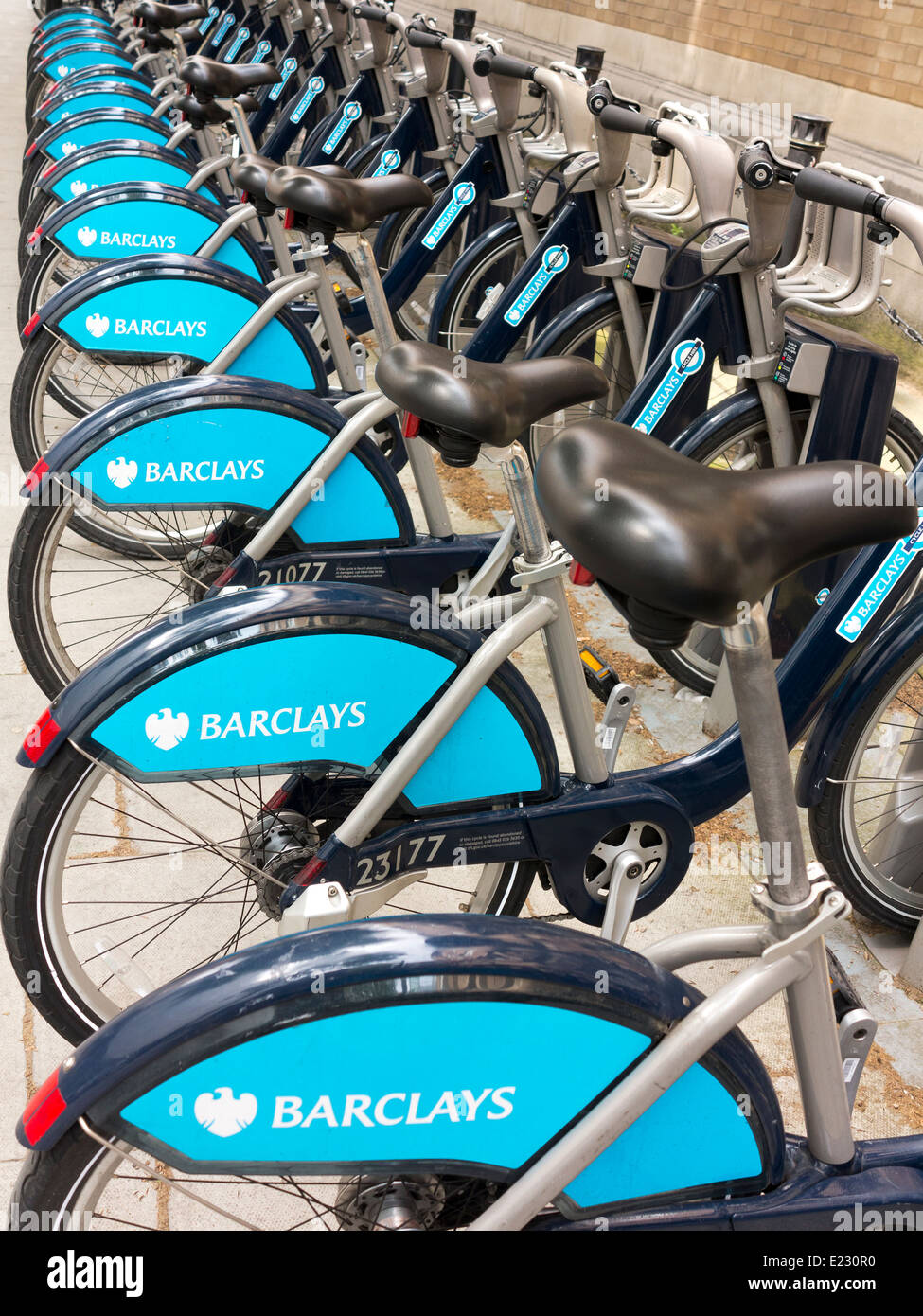 En regardant une rangée de vélos dans le London cycle hire scheme 'Boris' Banque D'Images