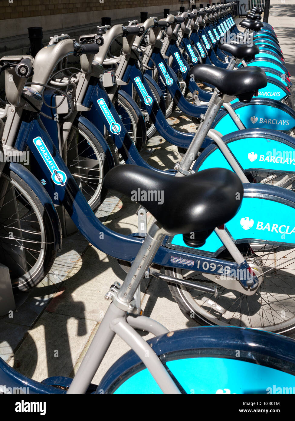 En regardant une rangée de vélos dans le London cycle hire scheme 'Boris' Banque D'Images
