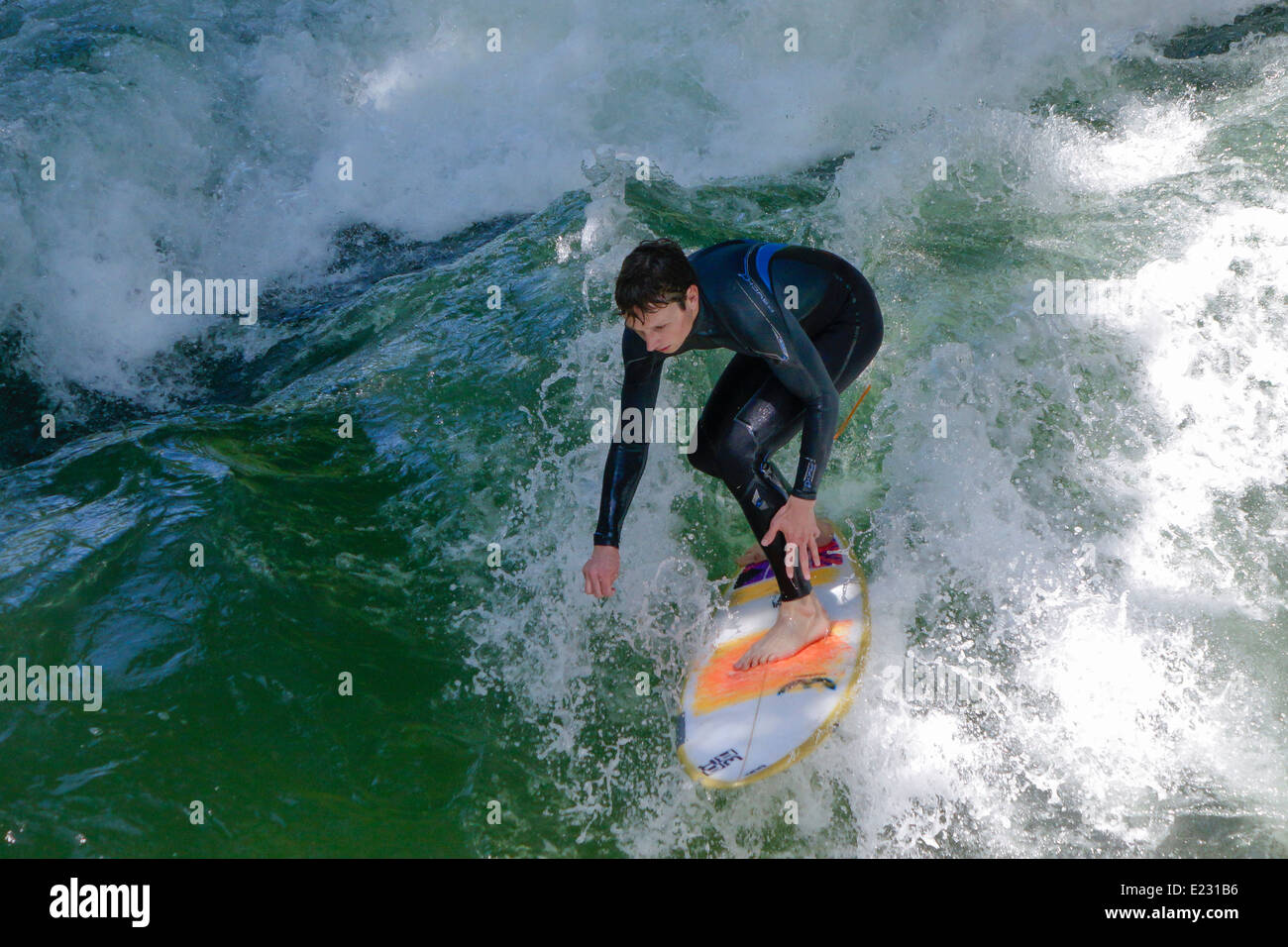 Surfer sur la vague de Eisbach Isar, jardin anglais, Munich, Haute-Bavière,  Bavaria, Germany, Europe Photo Stock - Alamy