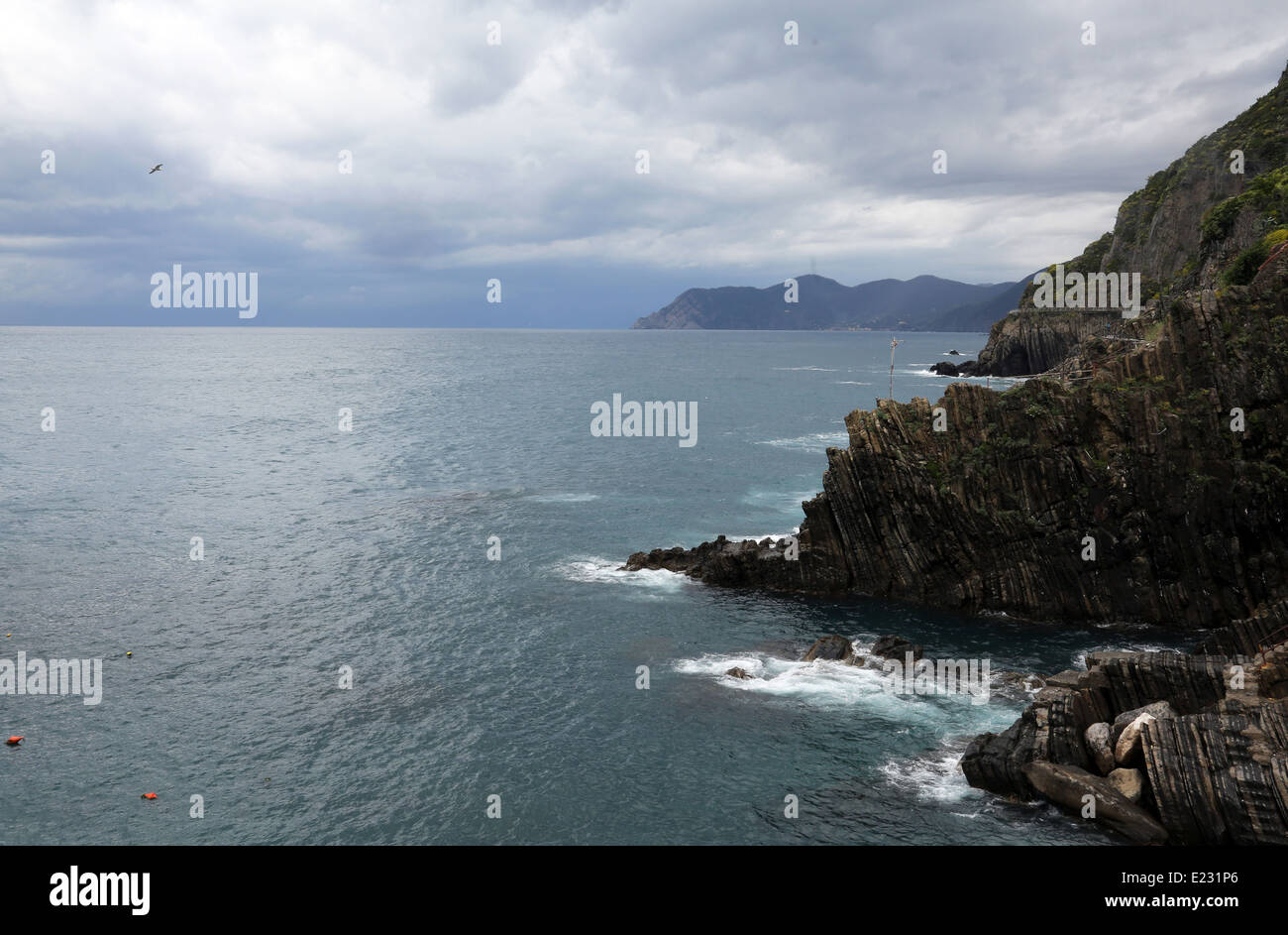 Les falaises le long de la mer Méditerranée à Cinque Terre, Italie. Banque D'Images