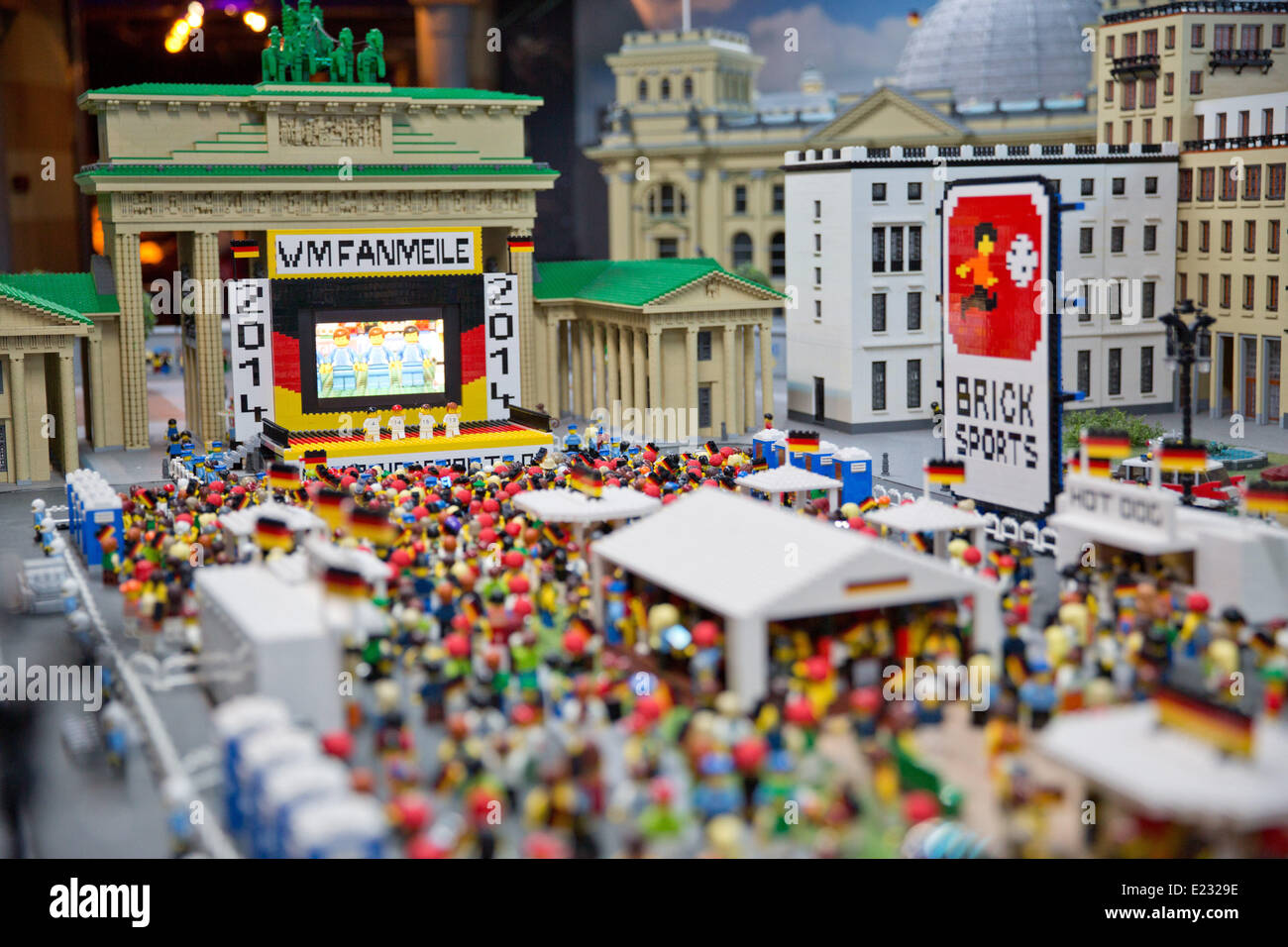 Berlin, Allemagne. 14 Juin, 2014. Une Coupe du monde avec 800 mètres de  ventilateur de la porte de Brandebourg a été construite à partir de briques  LEGO à Legoland Discovery Center à