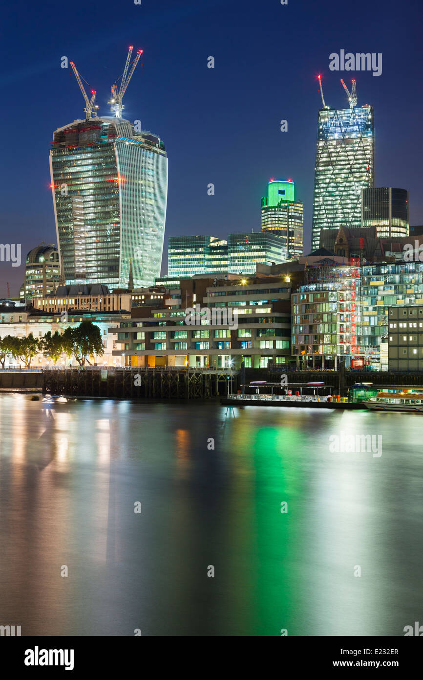 Nuit vue sur la rivière Thames à London pour la ville avec plusieurs nouveaux gratte-ciel Banque D'Images