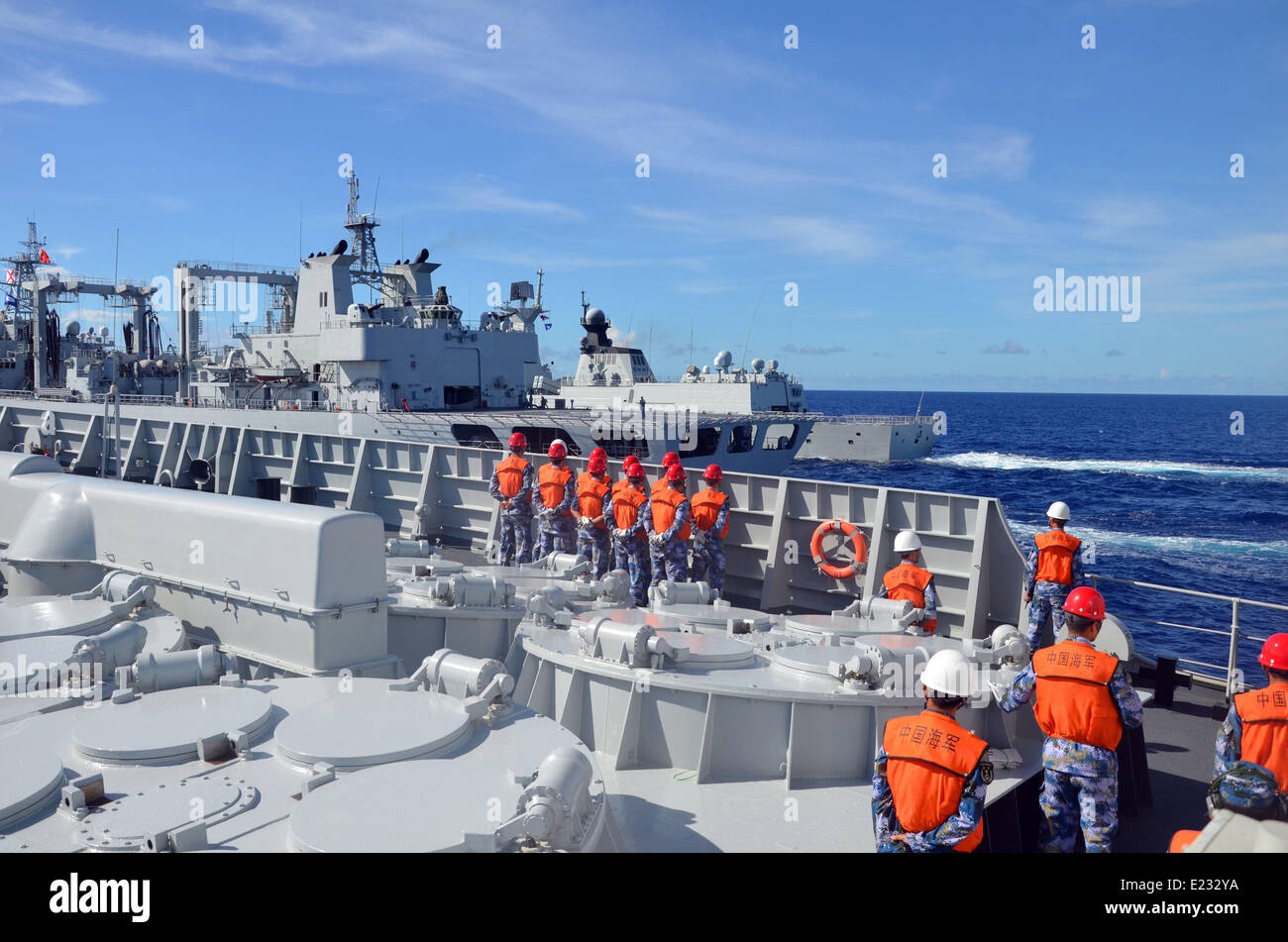 (140614) -- de l'océan Pacifique, le 14 juin 2014 (Xinhua) -- le missile, missile frigate destroyer Haikou Yueyang (retour) et navire Qiandaohu (C) sont vus au cours de l'approvisionnement en mer dans l'océan Pacifique, au cours de la le Rim of the Pacific (RIMPAC) manoeuvres navales multinationales le 13 juin 2014. Après 6 jours de voile, la flotte chinoise participant au Rim of the Pacific (RIMPAC) manoeuvres navales multinationales joined forces navales de Singapour et les États-Unis dans les eaux au large de Guam, le samedi. (Xinhua/Zheng Wenhao) Banque D'Images