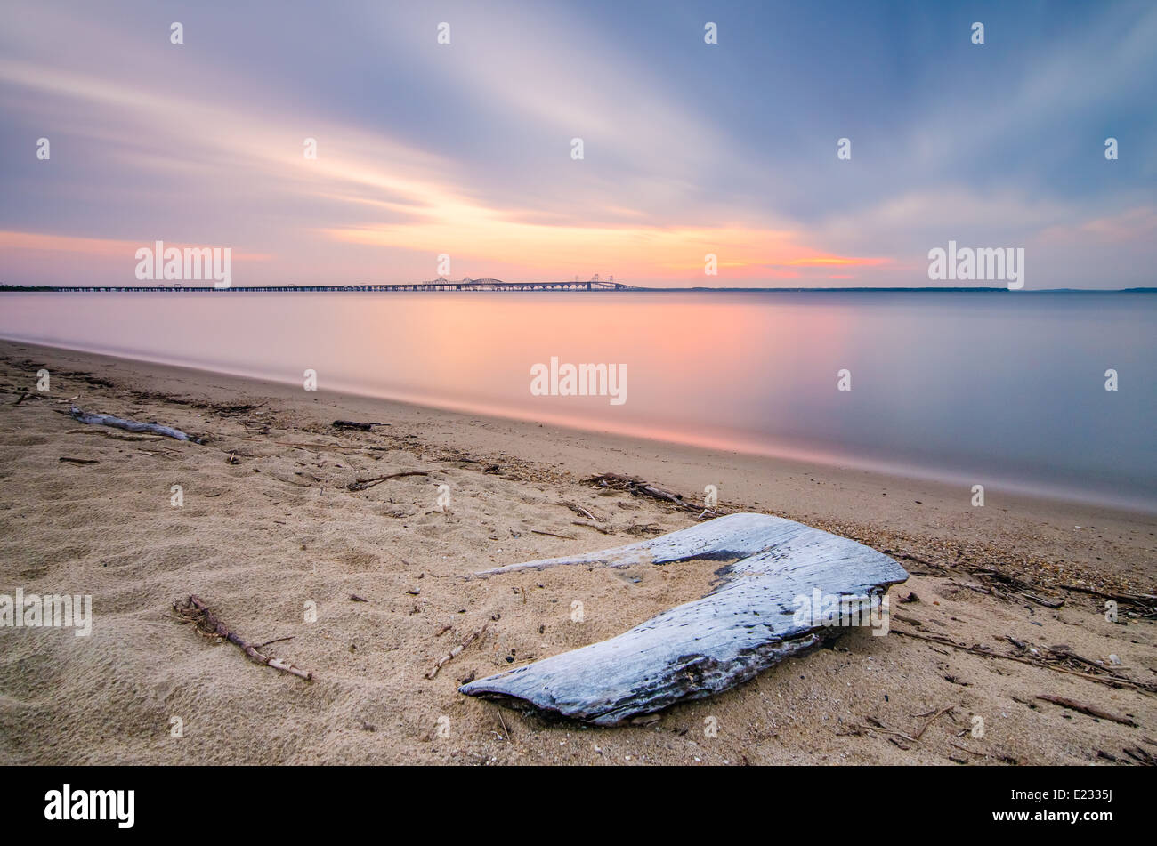 Coucher de soleil sur la baie de Chesapeake de Terrapin Beach Park sur la côte est du Maryland, avec le Bay Bridge dans le fond. Banque D'Images