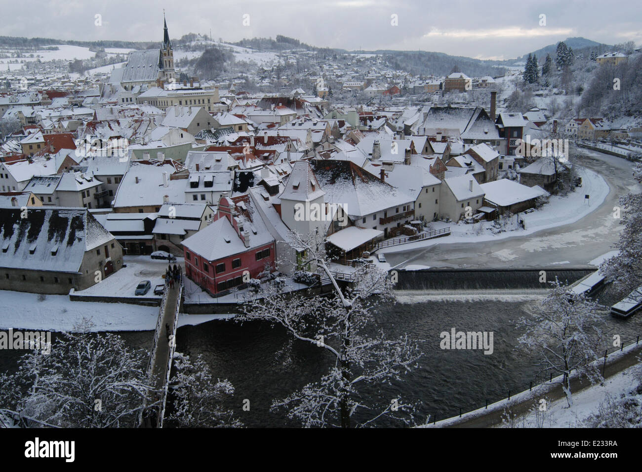 Église St Vitus' sur les toits et la rivière Vltava dans le centre-ville de Cesky Krumlov en Bohême du Sud, en République tchèque. Banque D'Images