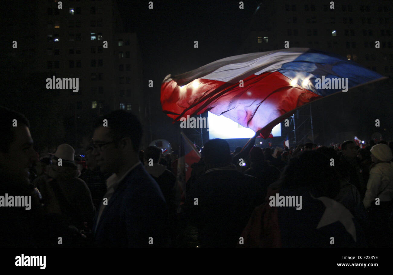 Santiago, Chili. 13 Juin, 2014. célébration dans Santiago de Chili contre le triomphe Plattform contre l'Australie dans la Coupe du Monde du Brésil. a été monté sur un écran géant en face du Palais du Gouvernement, où des centaines de personnes se sont avancées avant l'événement sportif © Claudio Abarca Sandoval/NurPhoto ZUMAPRESS.com/Alamy/Live News Banque D'Images