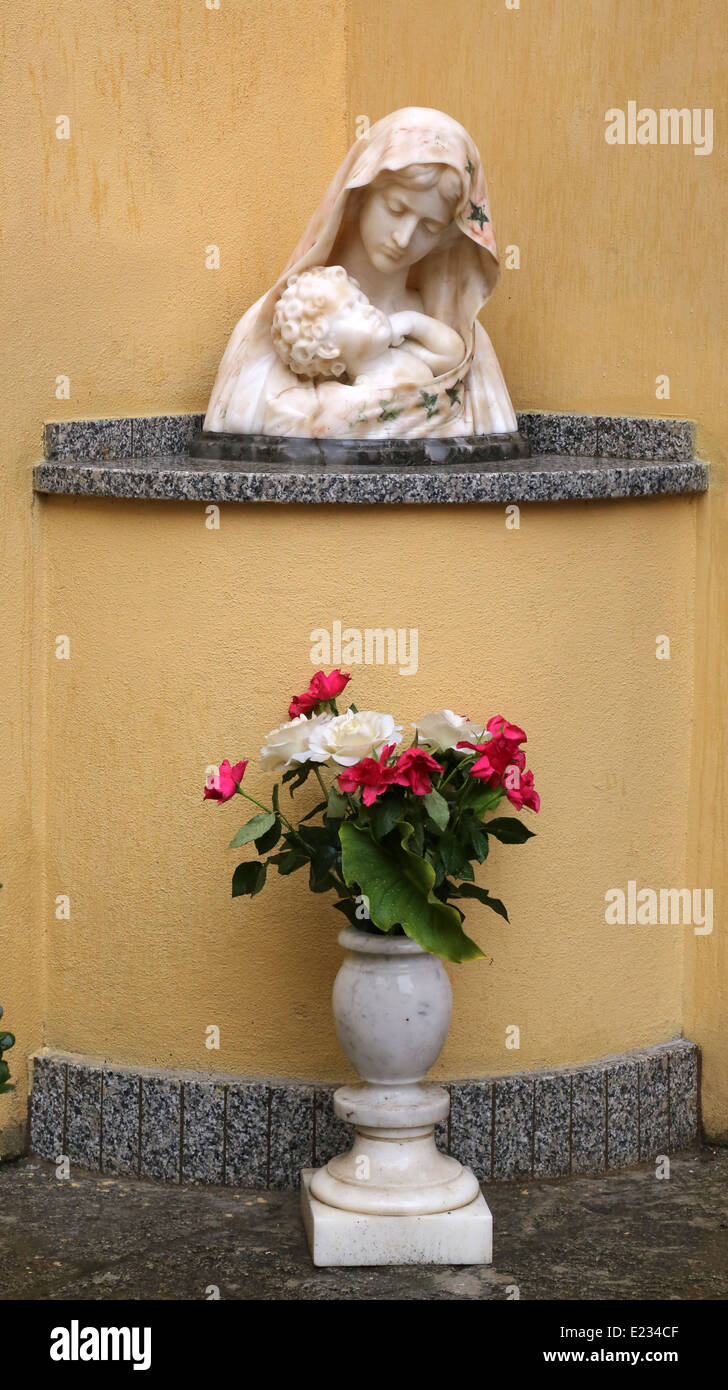La statue de Vierge à l'enfant en face de l'église du Saint Sacrement à Portoferraio, l'île d'Elbe, Italie Banque D'Images