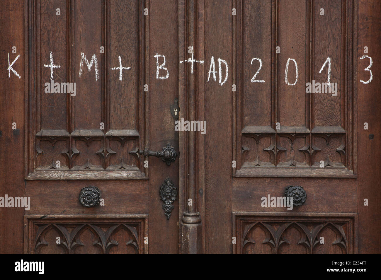 L'Epiphanie Bénédiction K +M +B +ANNONCE 2013 signifiant 'Christ bénisse cette maison' à la craie sur une porte de l'église de Vyšší Brod, République tchèque. Banque D'Images