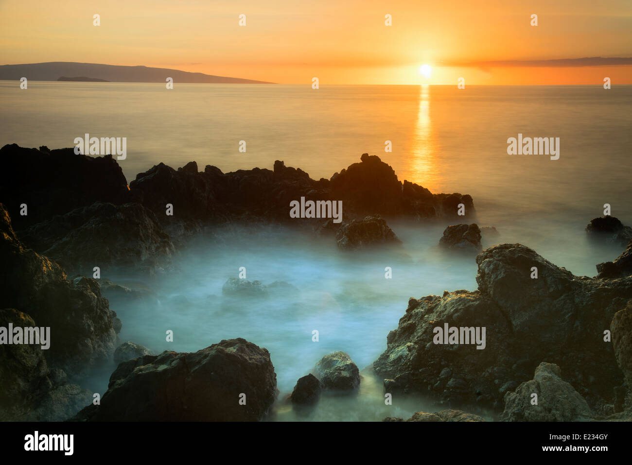 Le coucher du soleil et la côte rocheuse. Maui, Hawaii Banque D'Images