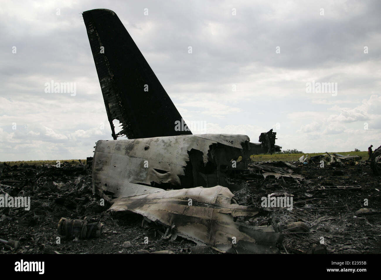 Lugansk. 14 Juin, 2014. Photo prise le 14 juin 2014 montre d'un wreckages avion de transport militaire près d'un aéroport à Kiev, Ukraine. Au moins 49 soldats ukrainiens ont été tués après qu'un avion de transport militaire a été abattu par des militants anti-gouvernementaux dans la ville orientale de Lugansk tôt samedi. Crédit : Alexander Ermochenko/Xinhua/Alamy Live News Banque D'Images