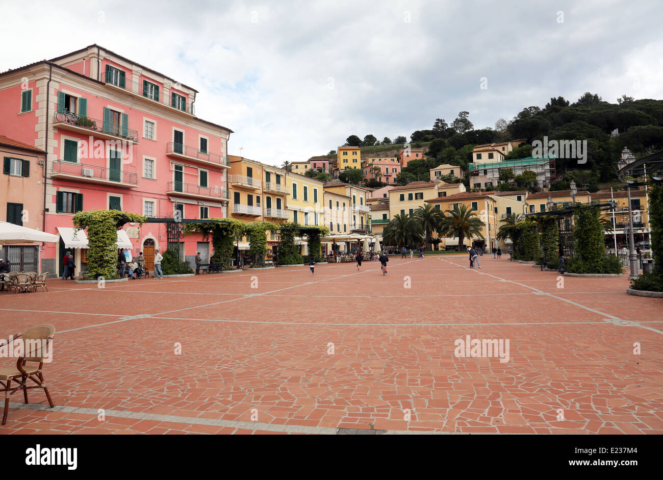 La rue près du port de Porto Azzurro sur l'île d'Elbe, Italie Banque D'Images