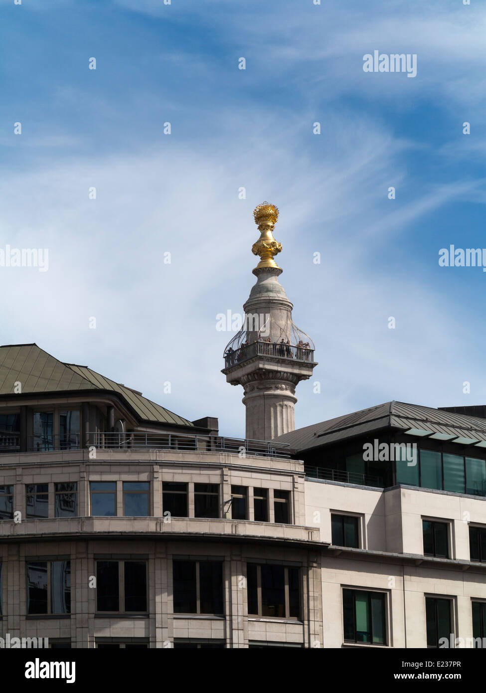Le dessus et plate-forme d'observation de la London Monument situé derrière et au-dessus de nouveaux bâtiments Banque D'Images
