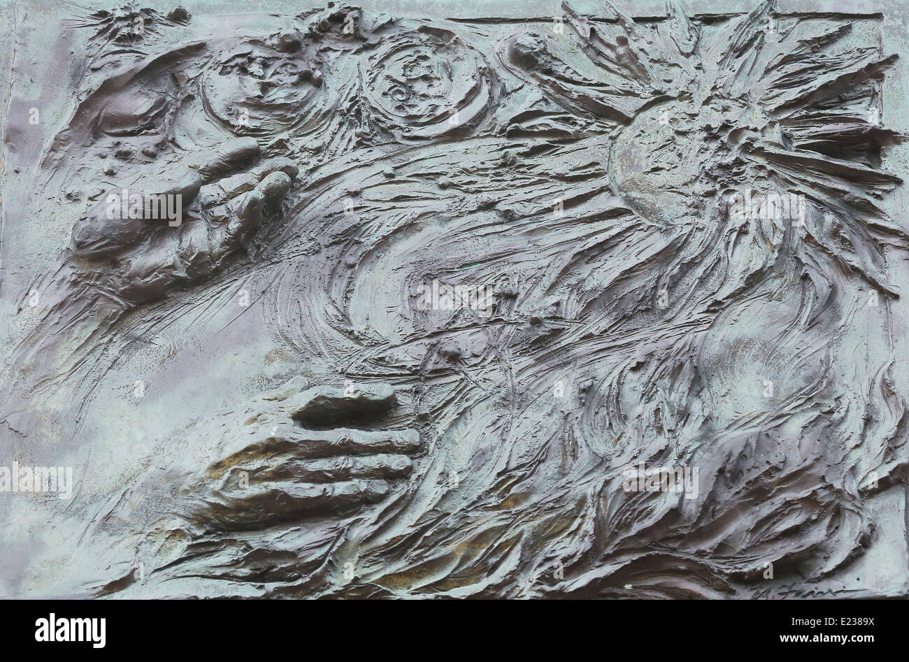 Dieu créant la terre, détail sur la porte de l'église Saint Jacques le Majeur à Porto Azzurro, Elba, Italie Banque D'Images