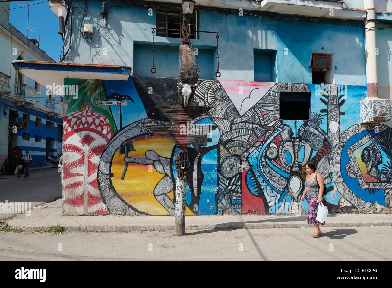 Les murales peintes sur un immeuble au Callejón de Hamel, au centre de La Havane, Cuba. Banque D'Images