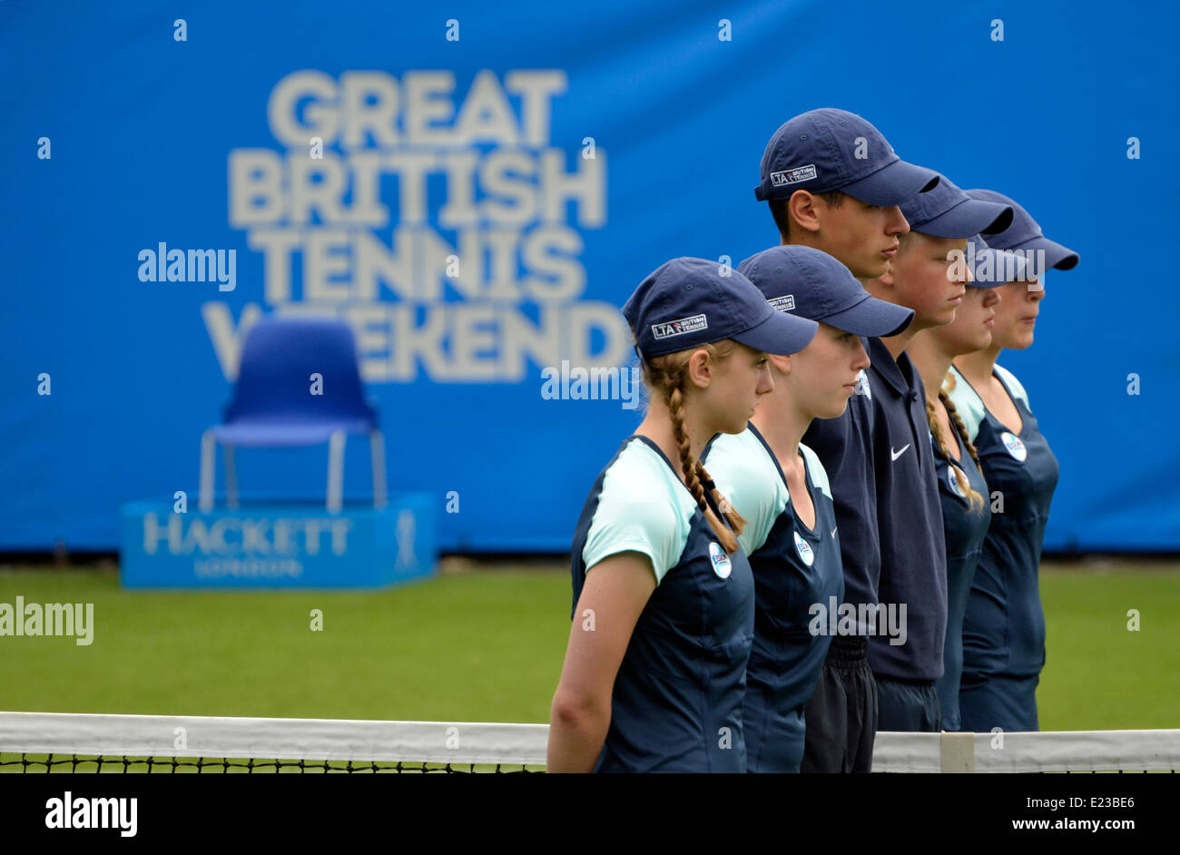 Eastbourne, Royaume-Uni. 14 Juin, 2014. Aegon Tennis International, Eastbourne. Ball garçons et filles avant le début d'un match sur le court 1 Banque D'Images