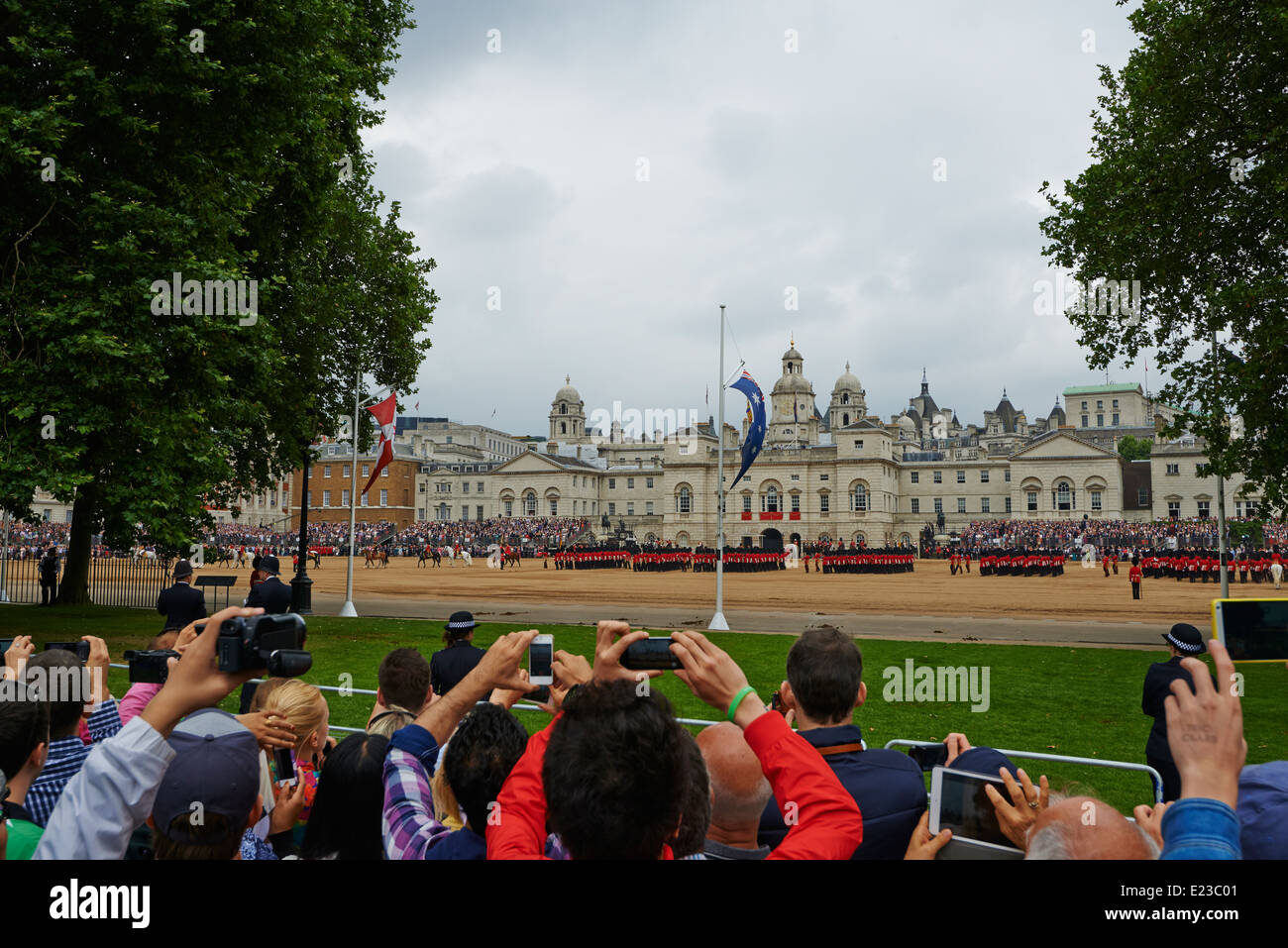 Les foules se rassemblent pour surveiller et prendre des photos à la parade de la couleur à partir de la Horse Guards Parade London UK Banque D'Images