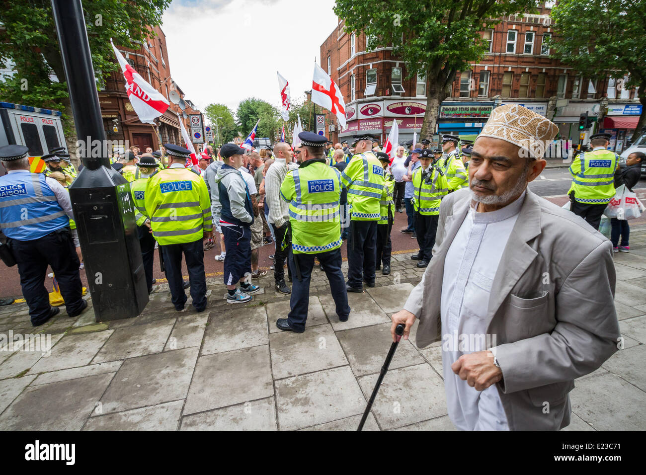 Le nord de Londres, Royaume-Uni. 14 Juin, 2014. Une marche dernières musulmane locale contenant la police membres nationalistes de l'Alliance, l'anglais et français de la force des bénévoles de la Ligue de Défense pour protester contre l'auteur présumé de l'administration centrale de la Fraternité musulmane égyptienne à Cricklewood, au nord de Londres. Crédit : Guy Josse/Alamy Live News Banque D'Images