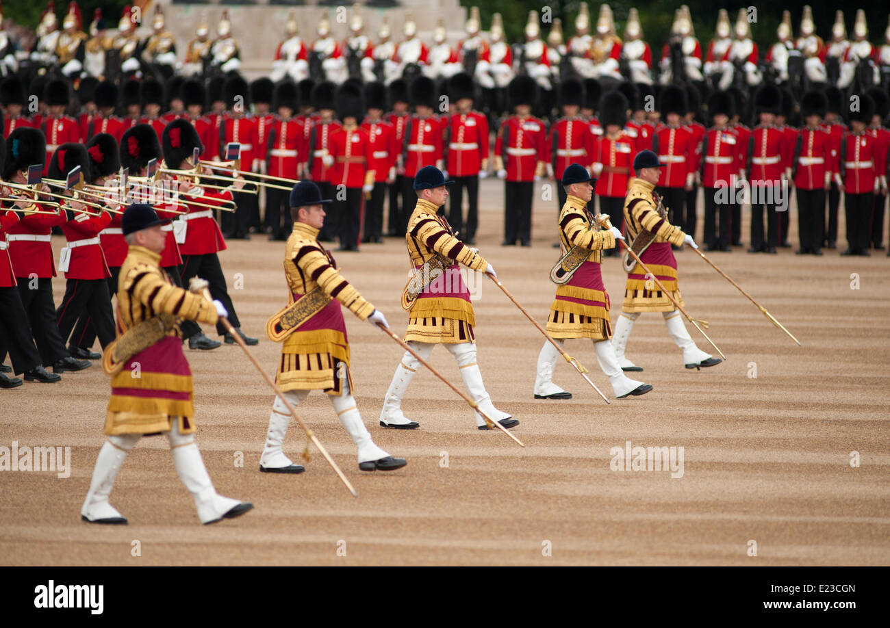 Horse Guards Parade, Londres UK. 14 juin 2014. Les gardes corps de troupe avec bandes Grenadier Guards en arrière-plan. Credit : Malcolm Park editorial/Alamy Live News Banque D'Images