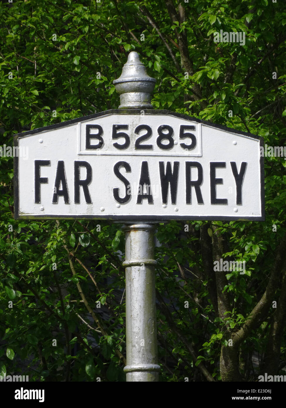Signalisation routière pour loin Sawrey Village ( B5285 ), Lake District, Cumbria, England, UK Banque D'Images
