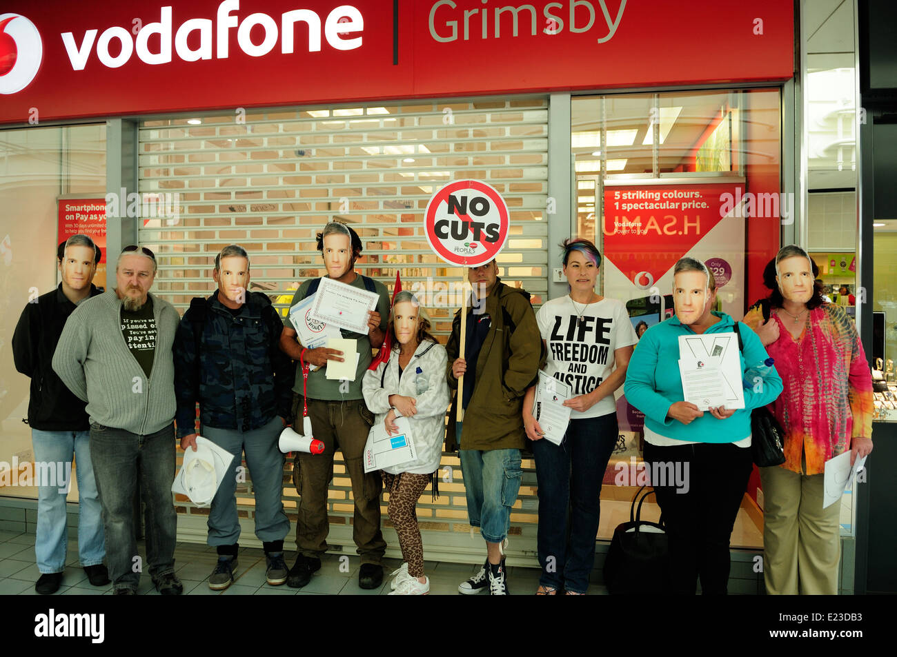 Grimsby, Nord du Lincolnshire, au Royaume-Uni. 14 juin 2014. UK-Uncut en dehors de Vodafone ,Grimsby .protestaient contre l'onu-payé de taxes foncières par les grandes personnes et l'entreprise en dehors de la photo .direction générale de Vodafone porter masques gris Barlow Grimsby .UK-UN-CUT Groupe . Crédit : Ian Francis/Alamy Live News Banque D'Images