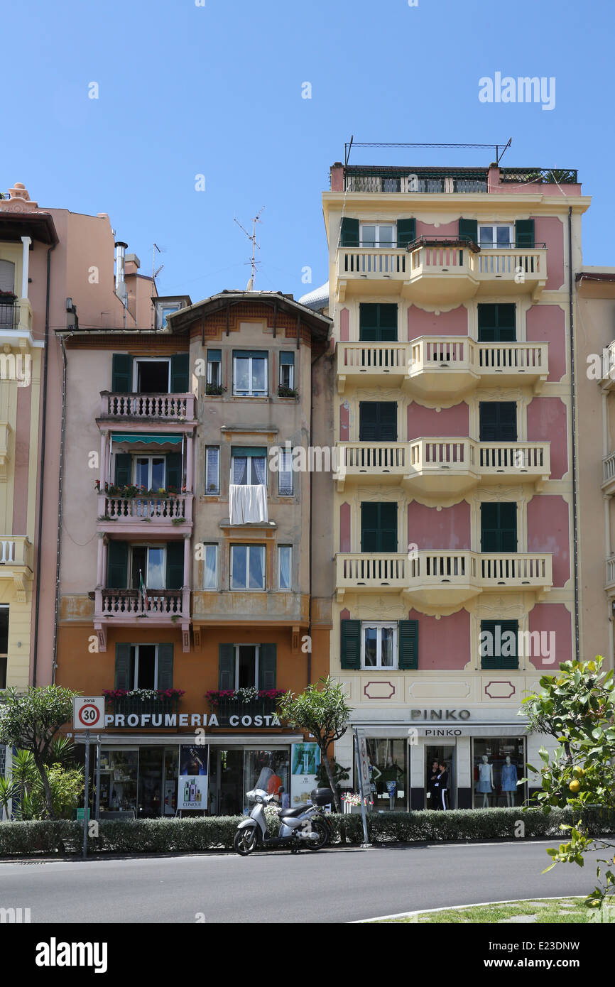 Richement colorés, les bâtiments peints à Santa Margherita Ligure, Italie Banque D'Images