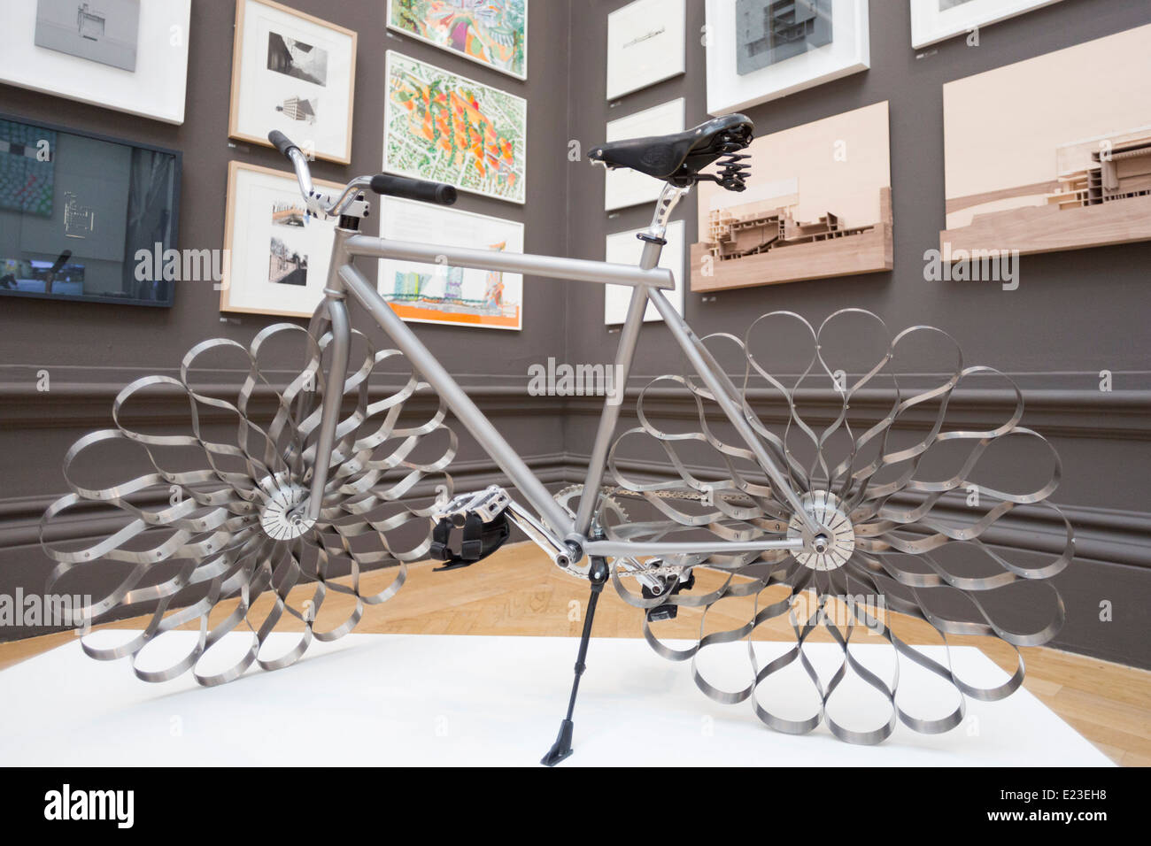 "Deux religieuses' de Ron Arad RA, Royal Academy of Arts" Exposition d'été annuel à Londres Banque D'Images