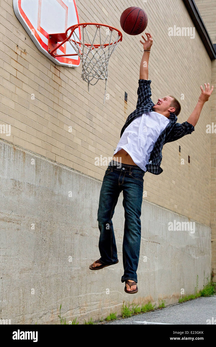 Basket-ball tir garçon par panier de basket-ball Photo Stock - Alamy