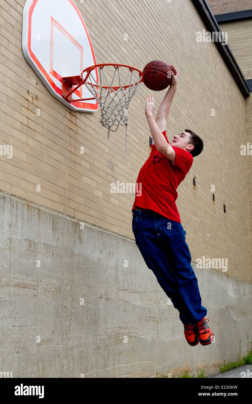 Cerceaux de tir pour joueur de basket-ball Banque D'Images