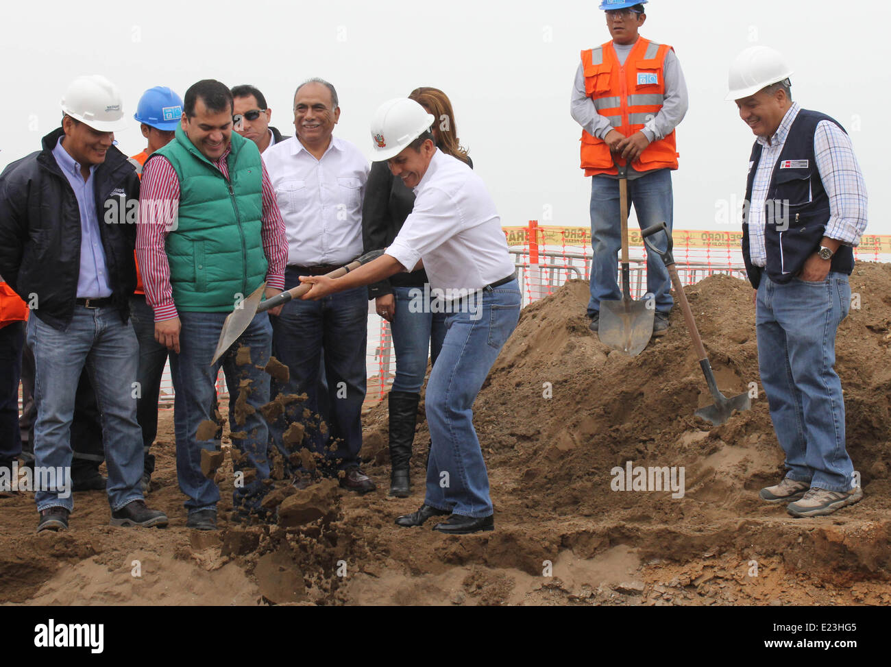 Callao, Pérou. 14 Juin, 2014. Le président du Pérou Ollanta Humala (C) prend part à la cérémonie du début des travaux d'expansion et d'amélioration de l'eau potable et d'égouts pour le 'Projet' Macro Pachacutec, dans le district de Ventanilla, constitutionnelle de Callao Province, département de Lima, Pérou, le 14 juin 2014. Le projet permettra de prévoir que plus de 230 000 personnes d'avoir l'eau potable et d'égout dans leurs habitations, selon la presse locale. © Luis Camacho/Xinhua/Alamy Live News Banque D'Images