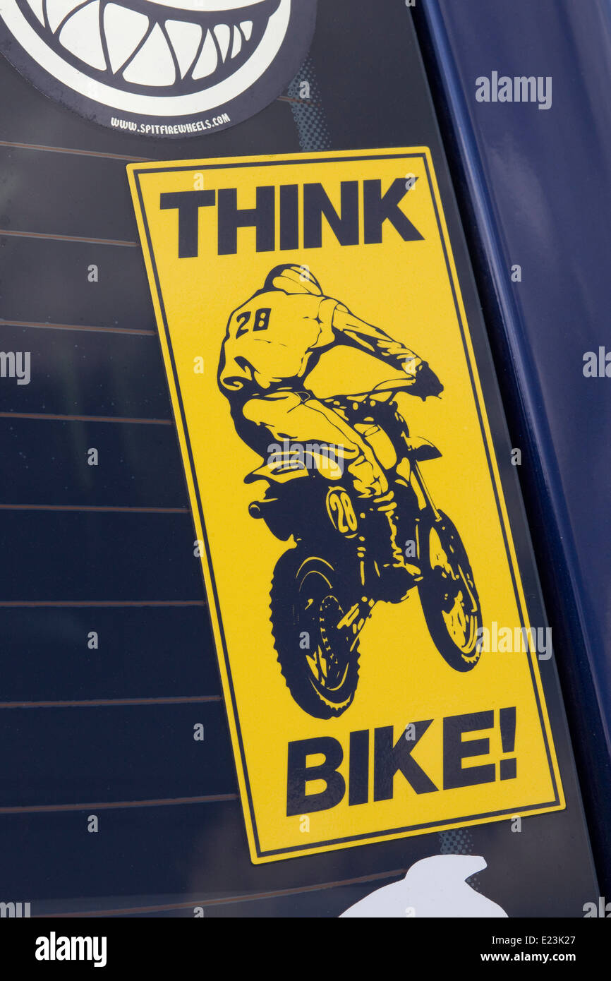 Panneau d'avertissement disant que le vélo sur une fenêtre DOS d'un camping-car Banque D'Images