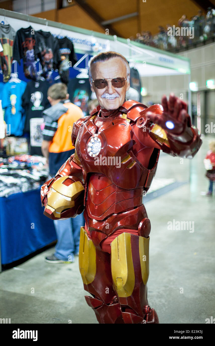 Un fan de Marvel Comics portant un costume d'homme de fer et un masque de visage Stan Lee au Comic-Con 2014 Sydney Banque D'Images