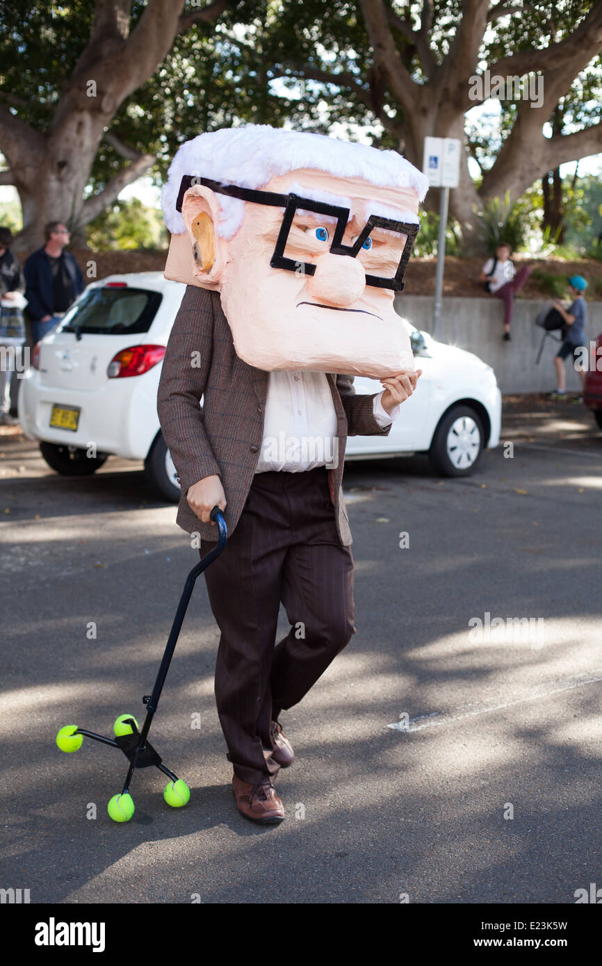 Une personne déguisée en Carl Fredricksen, le vieil homme du film Pixar 'UP' au Comic Con, 2014 Sydney Banque D'Images
