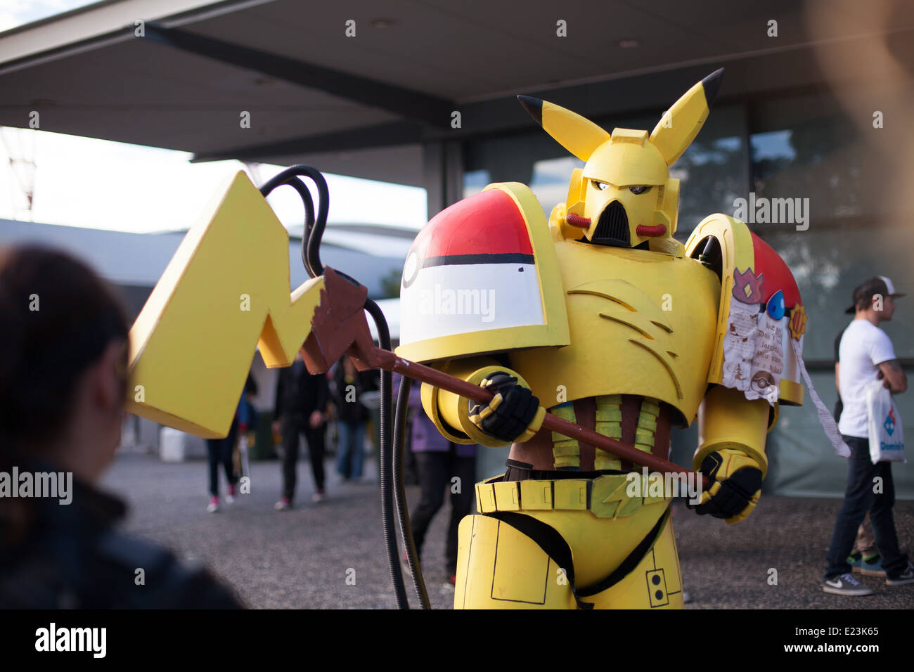 Un homme habillé comme Pikachu Pokémon du Comic-Con 2014 à Sydney à Sydney Olympic Park Banque D'Images