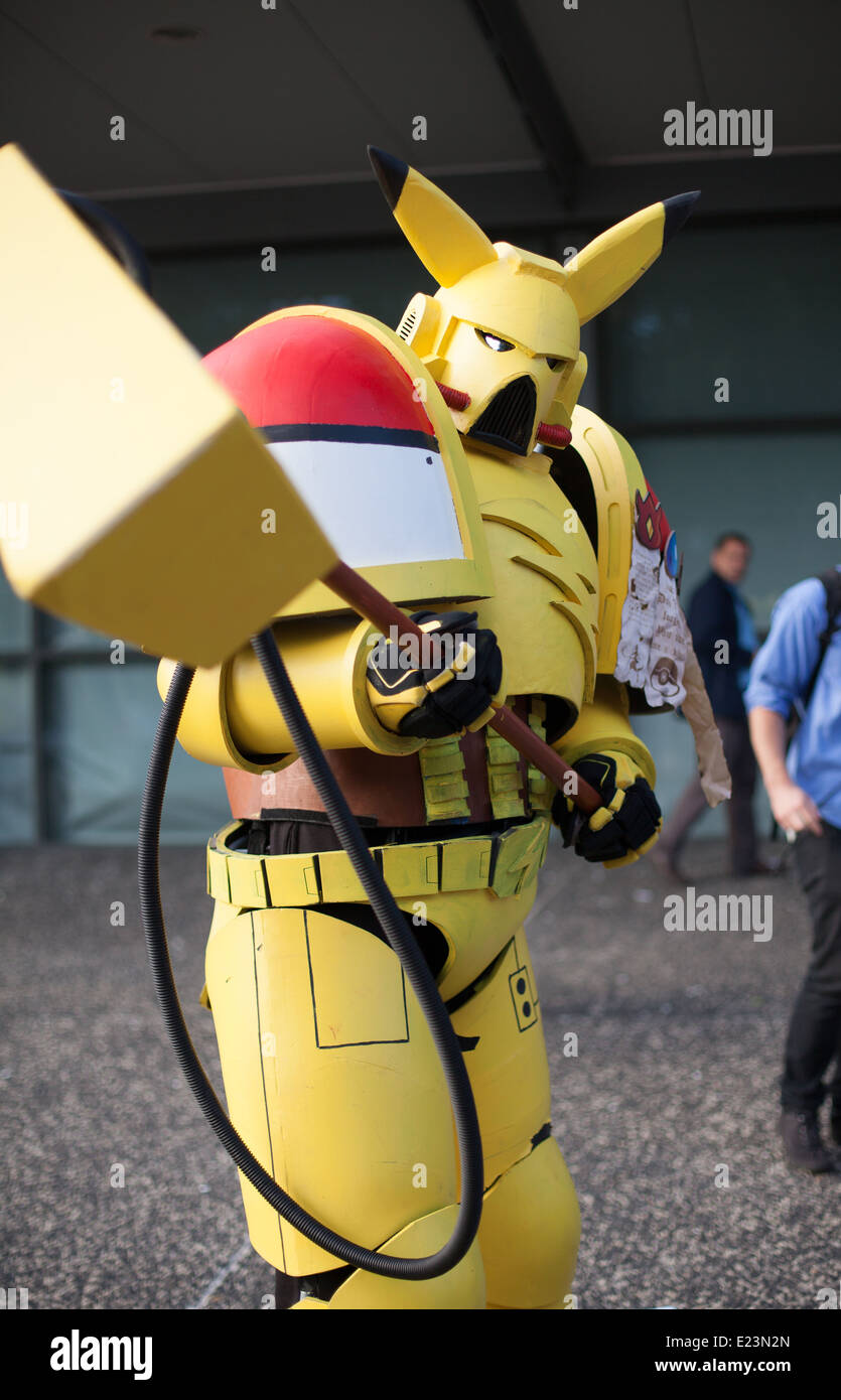 Un homme habillé comme Pikachu Pokémon du Comic-Con 2014 à Sydney à Sydney Olympic Park Banque D'Images