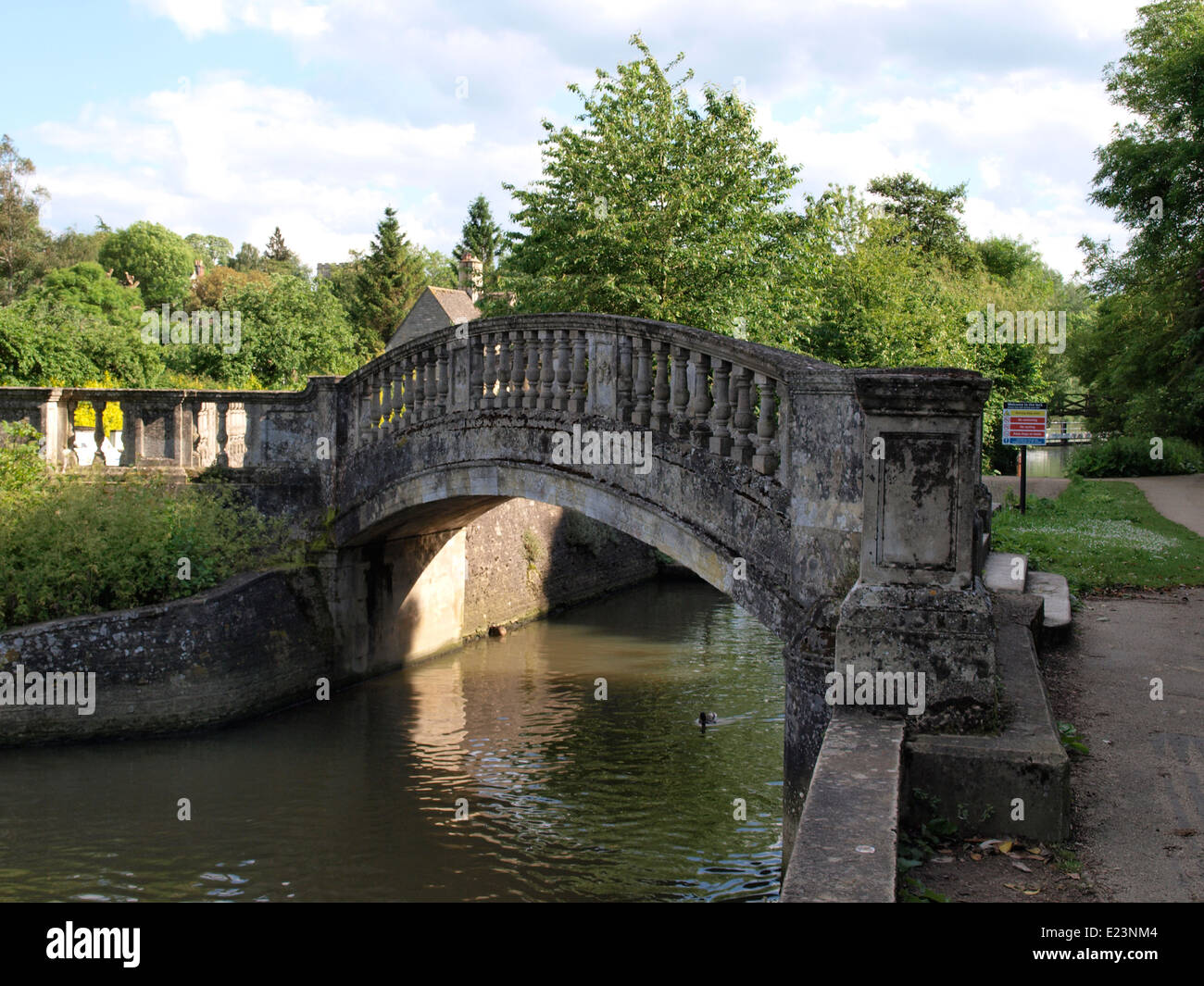 Pont menant à rouleaux pour des plates et des petits bateaux pour contourner Iffley Lock, Tamise, Oxford, UK Banque D'Images