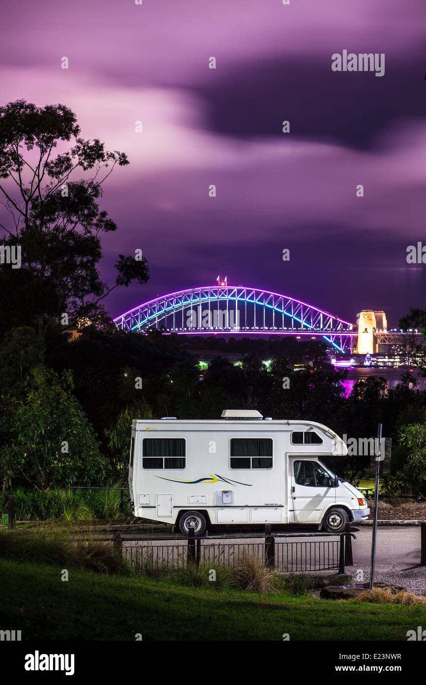 Un motor-home camping à mort Bay, à Sydney Balmain photographié dans le contexte de la Sydney Harbour Bridge Banque D'Images