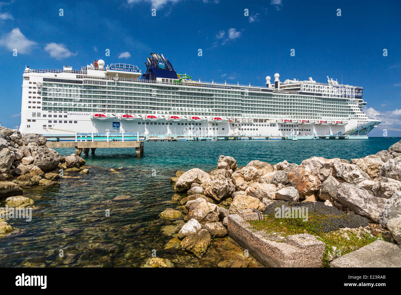 Le Norwegian Epic croisière amarré à Ocho Rios, Jamaïque. Banque D'Images