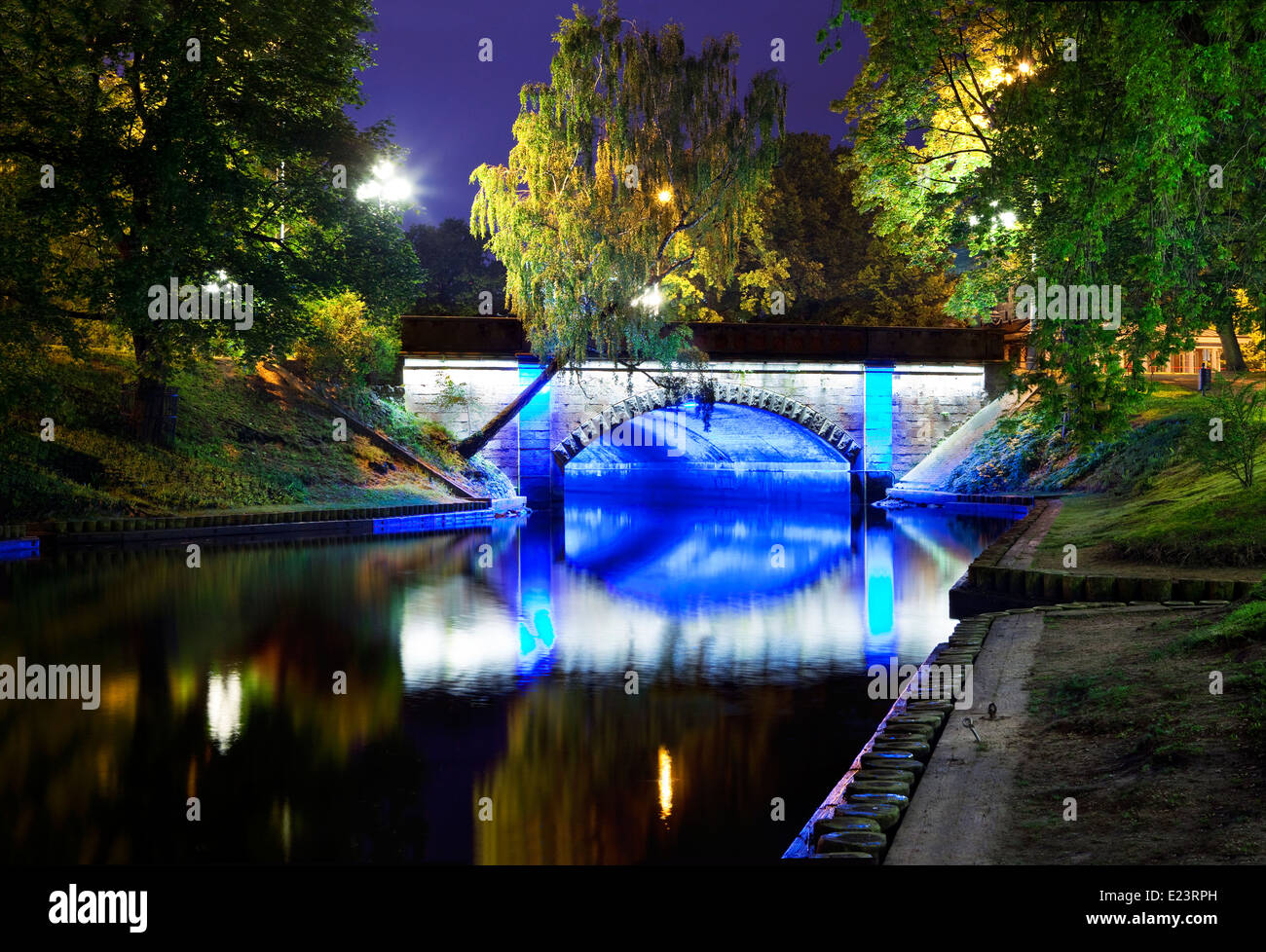 La belle Bastion Hill (Parc Bastejkalns) la nuit à Riga, Lettonie. Banque D'Images